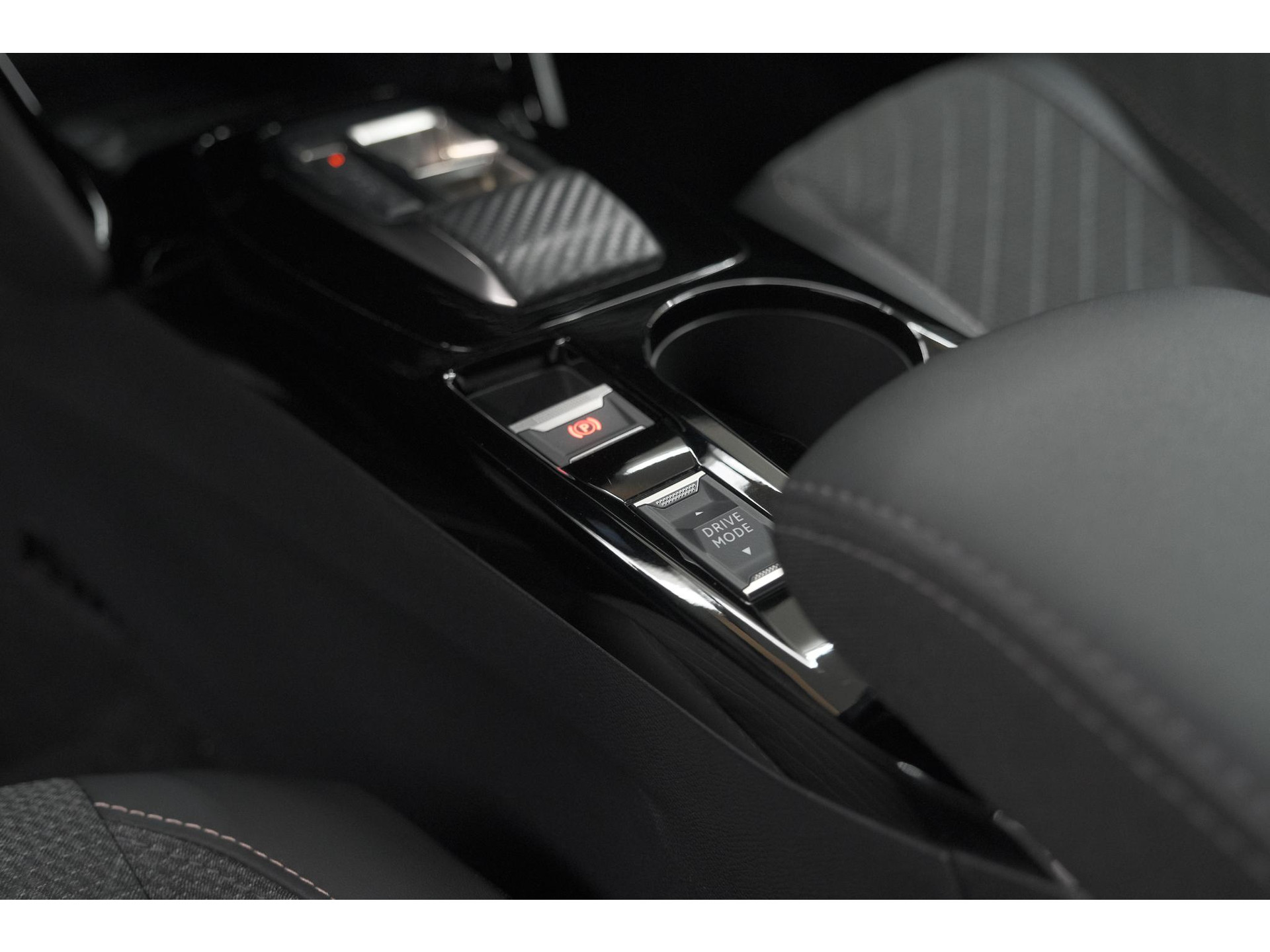 Peugeot e-2008 EV Allure Avantage 54 kWh | SOH 97,7% | 11 KW Lader | Apple Carplay | Parkeersensoren