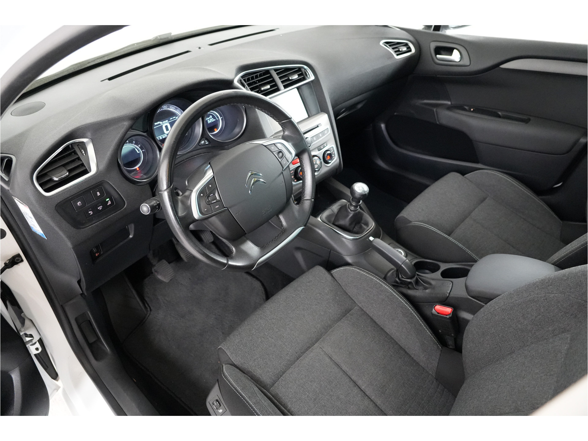 Citroën C4 1.2 PureTech Feel Collection | Trekhaak | Pano | Cruise | Stl. verw. | Climate | PDC |