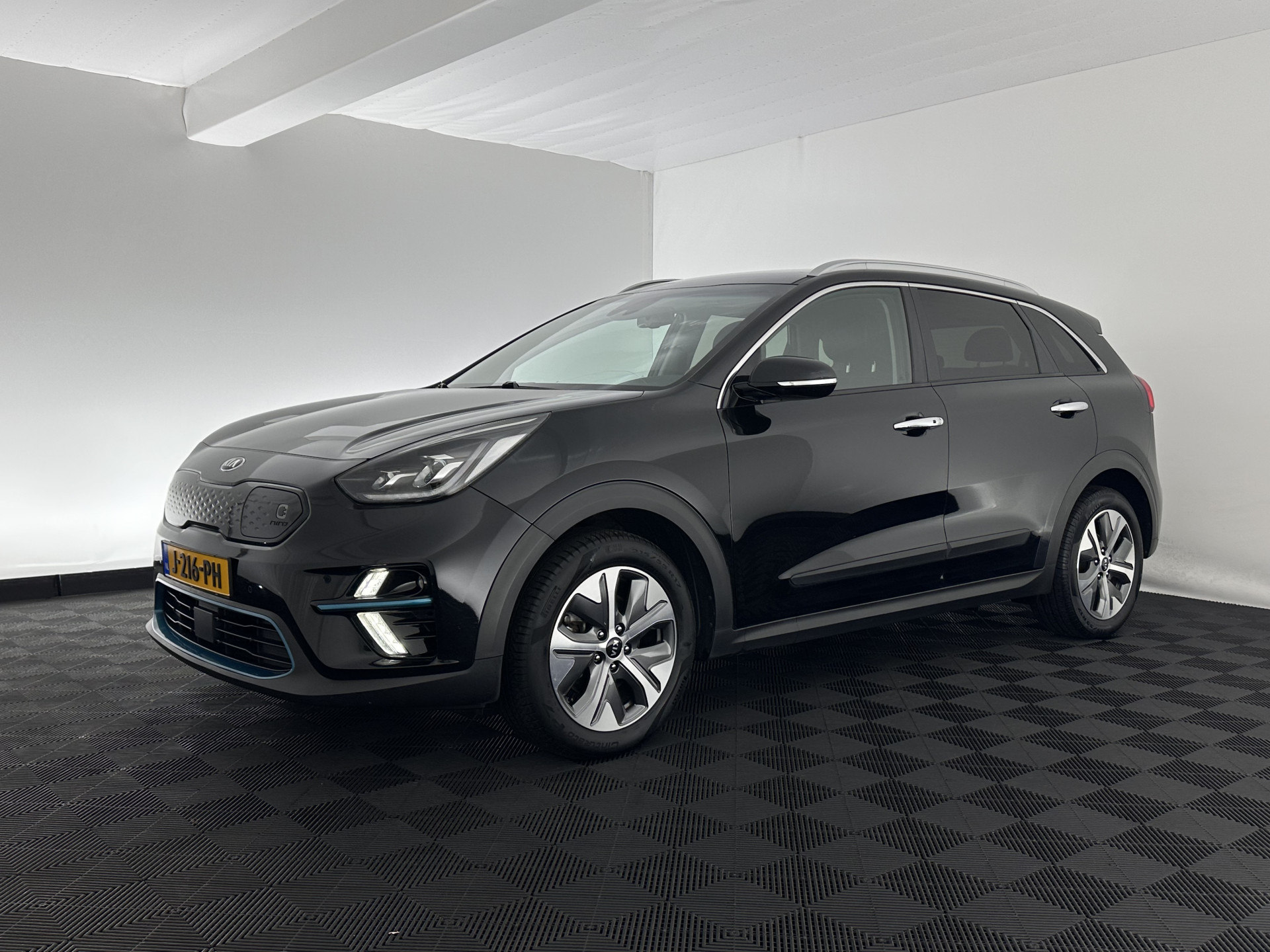 Kia e-Niro ExecutiveLine 64 kWh [ 3-Fase ] {SOH-100%} (INCL-BTW) Aut.*HEATPUMP | LEATHER | FULL-LED | NAVI-FULLMAP | ADAPTIVE-CRUISE | CAMERA | MEMORY-PACK | LANE-ASSIST | HEATED-COMFORTSEATS | SHIFTPADDLES | KEYLESS | DIGI-COCKPIT | PRIVACYGLAS
