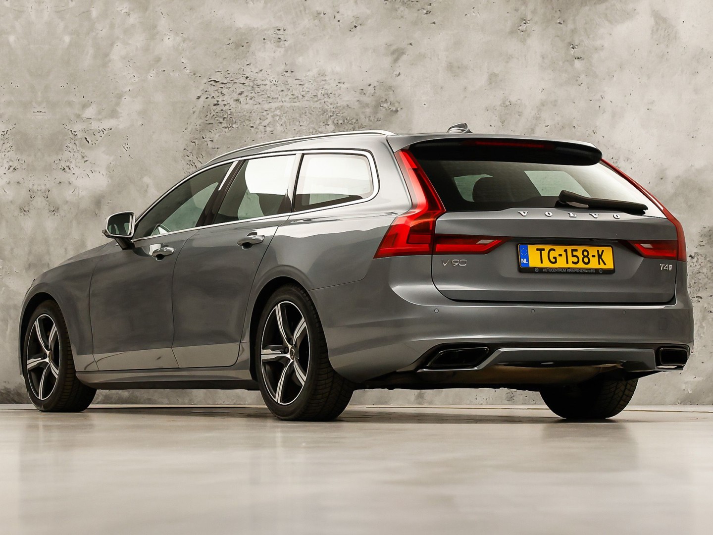 Volvo V90 2.0 T4 R-Design Automaat 190Pk (PANORAMADAK, HARMAN/KARDON, MEMORY SEATS, APPLE CARPLAY, GETINT GLAS, CAMERA, STOELVERWARMING, LEDER, NIEUWE APK, NIEUWSTAAT)