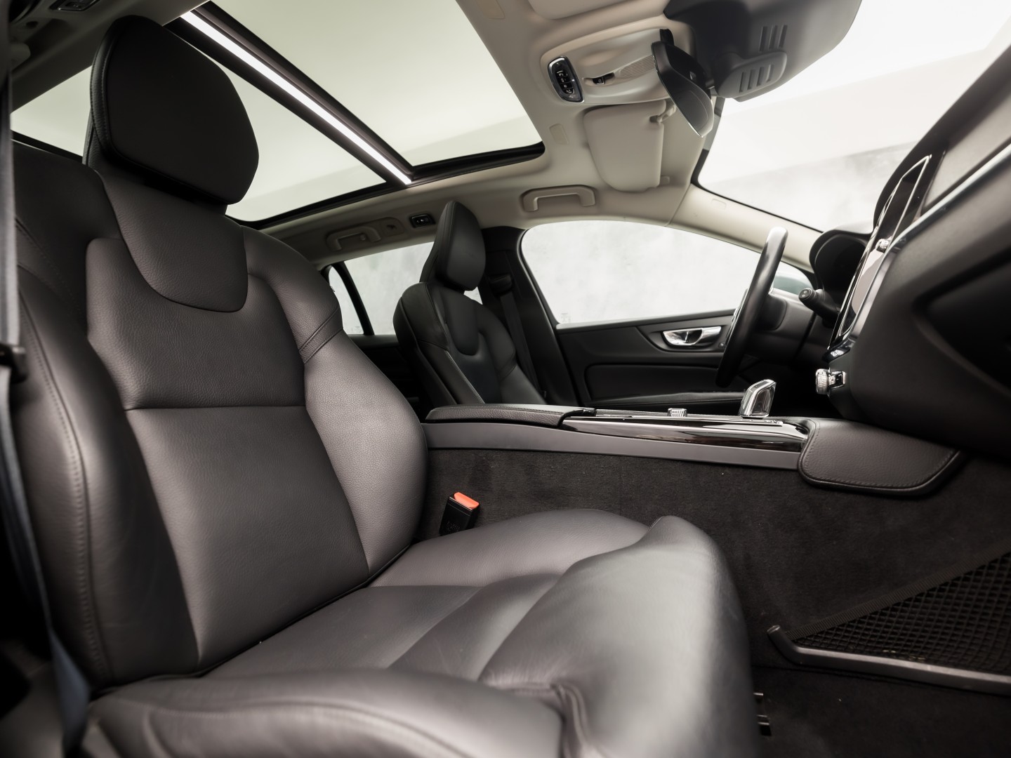 Volvo V60 2.0 T8 Twin Engine AWD Inscription 391Pk Automaat (PANORAMADAK, GROOT NAVI, MEMORY SEATS, GETINT GLAS, STUUR/STOELVERWARMING, CAMERA, TREKHAAK, ELEK ACHTERKLEP, NIEUWSTAAT)