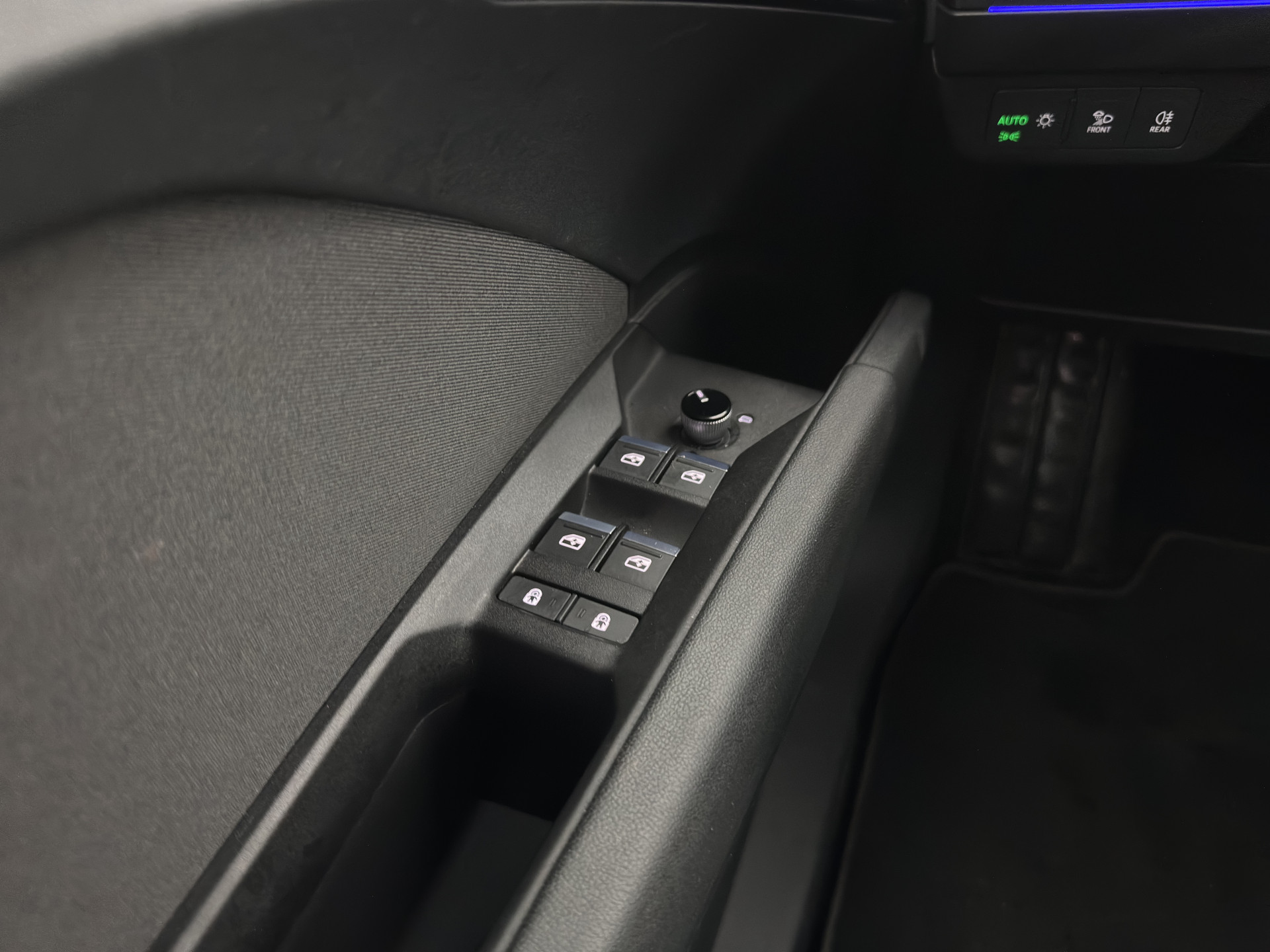 Audi Q4 e-tron 40 Launch Edition Advanced 77 kWh [ 3-Fase ] {SOH-88%} (INCL-BTW) *MATRIX-LED | NAVI-FULLMAP | KEYLESS | CAMERA | DIGI-COCKPIT | DAB | AMBIENT-LIGHT | HEATED-SPORTSEATS | TOWBAR | 19''ALU*