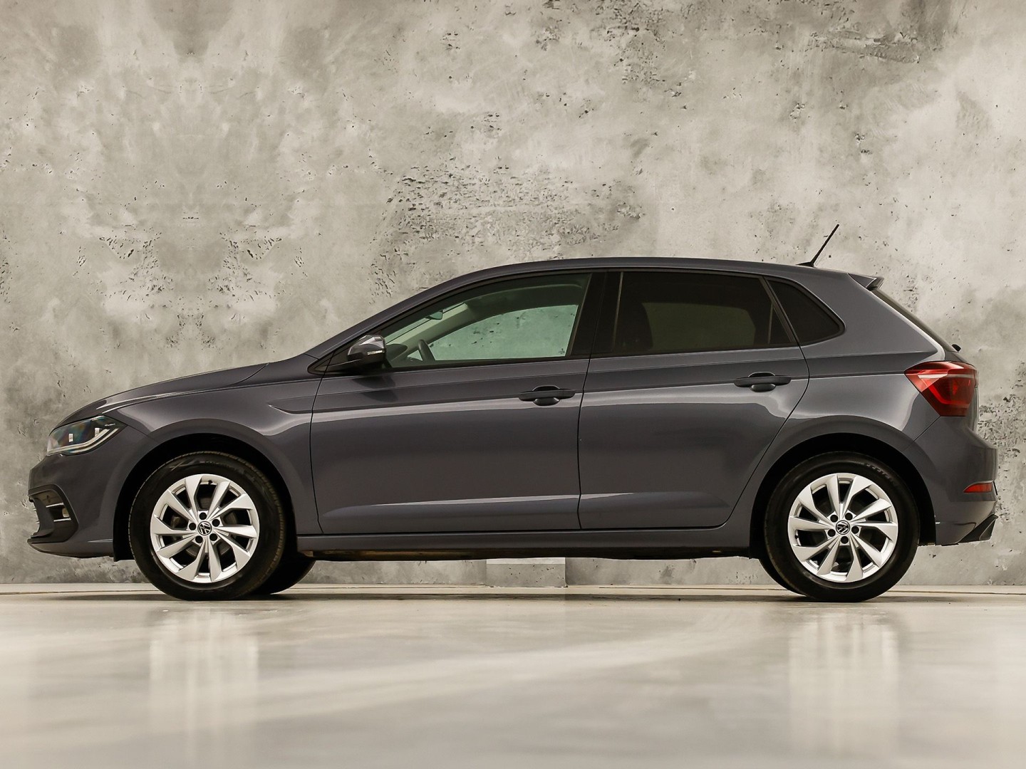 Volkswagen Polo 1.0 TSI Sport Automaat (VIRTUAL COCKPIT, APPLE CARPLAY, GROOT NAVI, CLIMATE, SPORTSTOELEN, LED KOPLAMPEN, GETINT GLAS, PARKEERSENSOREN, NIEUWSTAAT)