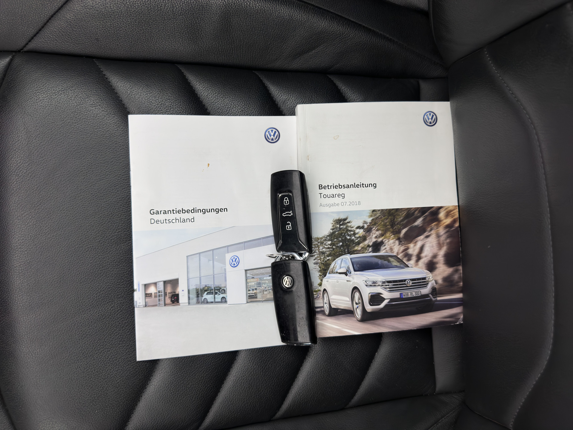 Volkswagen Touareg 3.0 TDI R-Line (INCL-BTW) Aut. *LUXURY-LEATHER | FULL-LED | BLIND-SPOT | HEATED-COMFORTSEATS | AIR-SUSPENSION | KEYLESS | CAMERA | NAVI-FULLMAP | PRIVACY-GLASS | ADAPTIVE-CRUISE |  SHIFT-PADDLES | TOWBAR*