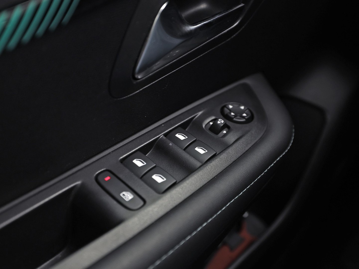 Peugeot 208 1.2 PureTech Allure Pack Automaat (VIRTUAL COCKPIT, BLACK PACK, APPLE CARPLAY, GROOT NAVI, 360 CAMERA, SPORTSTOELEN, GETINT GLAS, LM VELGEN, NIEUWSTAAT)