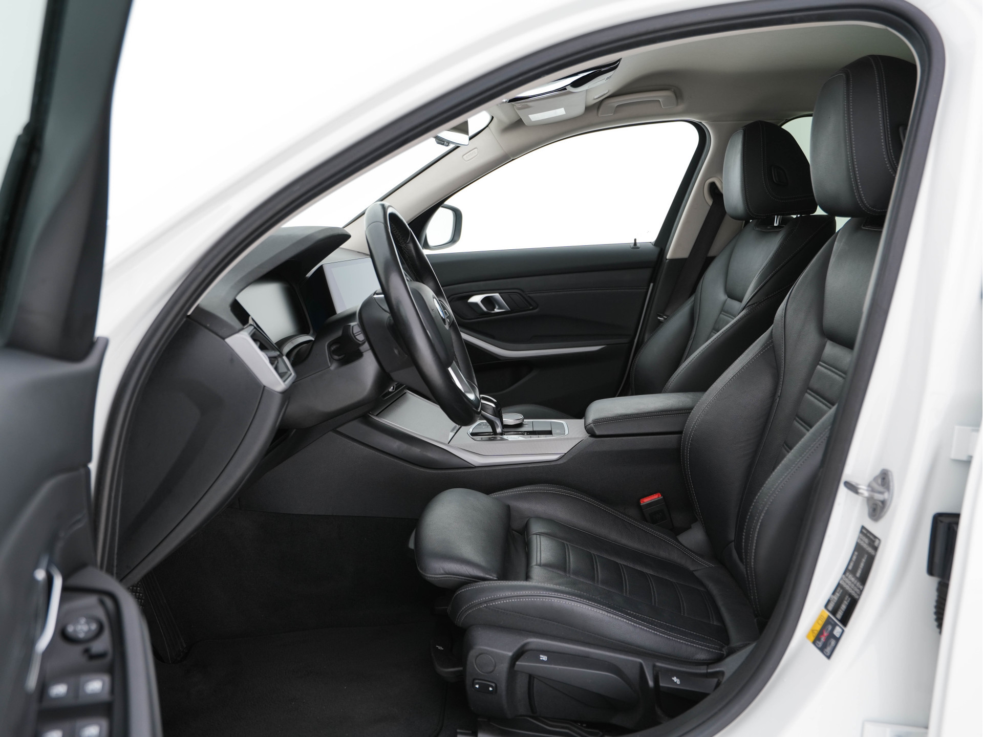 BMW 3-serie Touring 330e Plug-In (INCL-BTW) *LUXURY-LEATHER | NAVI-FULLMAP |  DIGI-COCKPIT | FULL-LED | DAB | ECC | PDC | ADAPTIVE-CRUISE | HEATED-SPORSEATS | KEYLESS | PRIVACY-GLASS | KEYLESS | CARPLAY | TOWBAR | 17"ALU*