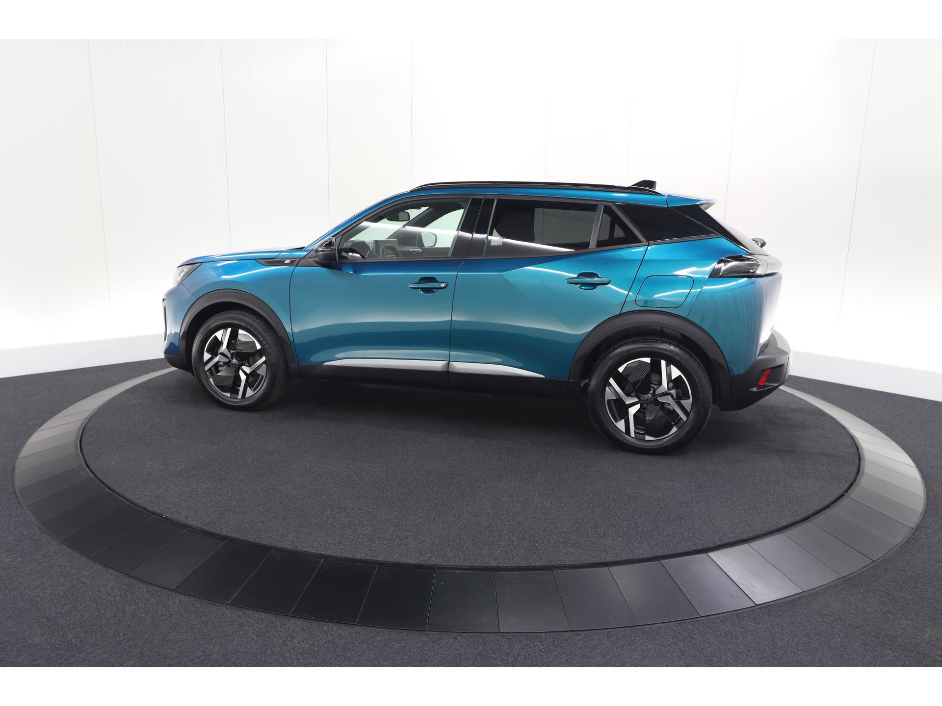 Peugeot e-2008 EV Allure 54 kWh | SOH 97,5% | 11 KW Lader | Apple Carplay | Parkeersensoren