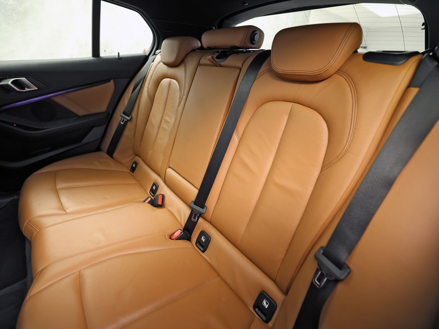 BMW 1 Serie 118i M Sport Automaat (PANORAMADAK, M PAKKET, DEALER ONDERHOUDEN, STUUR/STOELVERWARMING, CAMERA, BRUIN LEDER, SPOILER, BLACK PACK, SFEERVERLICHTING, NIEUWSTAAT)