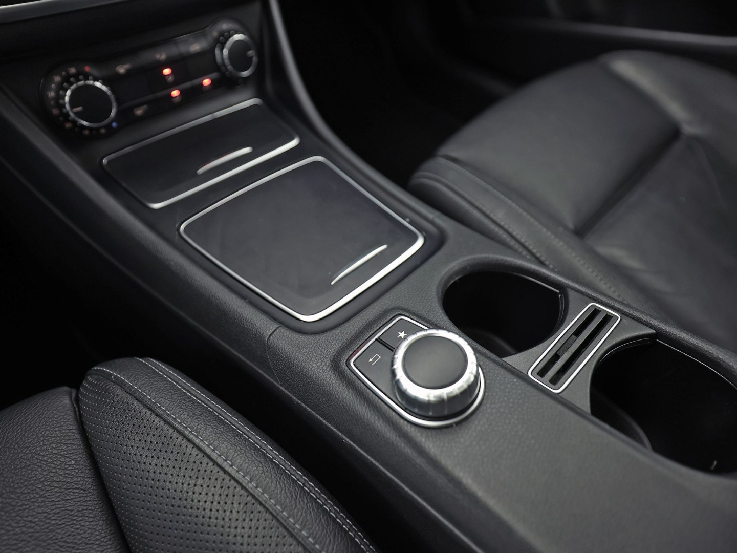 Mercedes-Benz CLA-Klasse 200 AMG Sport 156Pk Automaat (PANORAMADAK, GROOT NAVI, LEDER, STOELVERWARMING, SPORTSTOELEN, PARKEERSENSOREN, CRUISE, NIEUWSTAAT)