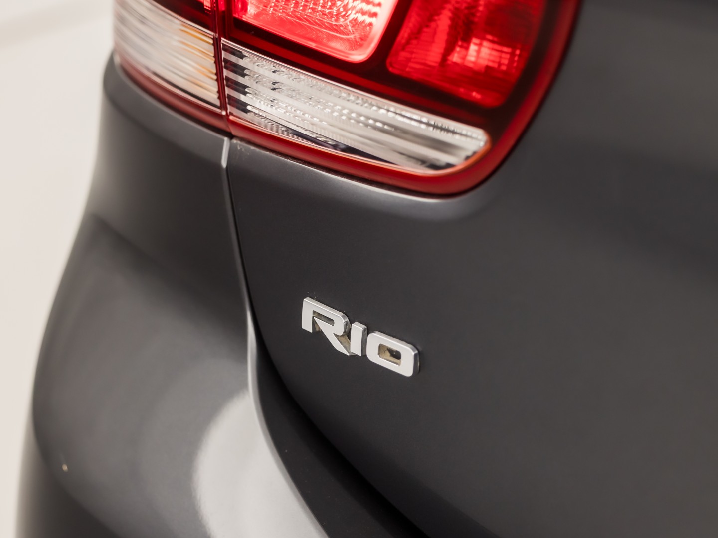 Kia Rio 1.4 DynamicLine Sport Automaat (STUUR/STOELVERWARMING, GETINT GLAS, CAMERA, SPORTSTOELEN, LM VELGEN, ELEK PAKKET, NIEUWSTAAT)