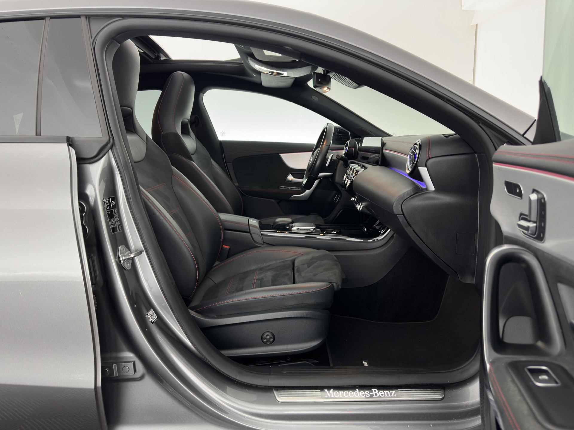 Mercedes-Benz CLA-klasse Shooting Brake 250 e Business Solution AMG Limited (INCL.BTW) *PANO | LEATHER-MICROFIBRE | MULTIBEAM-LED | AMBIENT-LIGT | BLIND-SPOT | HEATED-SPORTSEATS | WIDE-SCREEN-DIGICOCKPIT | DAB+ | NAVI-FULLMAP | CAMERA | PRIVACY-GLASS |  1