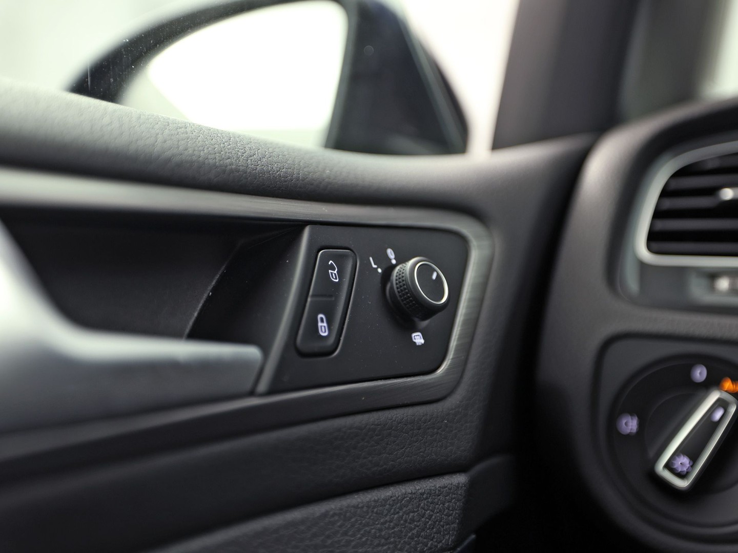 Volkswagen Golf 1.5 TSI Sportline (APPLE CARPLAY, GROOT NAVI, CLIMATE, STOELVERWARMING, SPORTSTOELEN, LED KOPLAMPEN, PARKEERSENSOREN, ADAPTIVE CRUISE, NIEUWSTAAT)