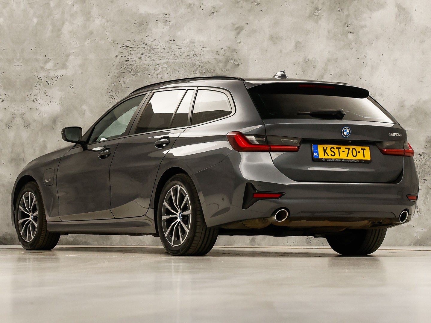 BMW 3-serie Touring 320e High Executive 204Pk Automaat (APPLE CARPLAY, M STUUR, GROOT NAVI, STOELVERWARMING, CAMERA, LEDER, SPORTSTOELEN, GETINT GLAS, ZWART HEMEL, NIEUWE APK, NIEUWSTAAT)