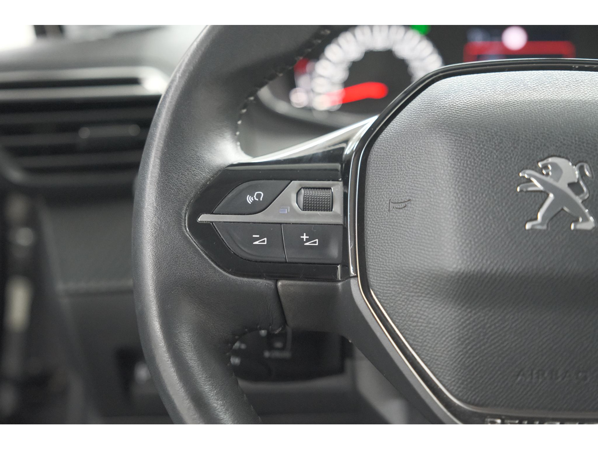 Peugeot 208 PureTech 100 Allure Pack | Parkeersensoren | Apple Carplay | Stoelverwarming