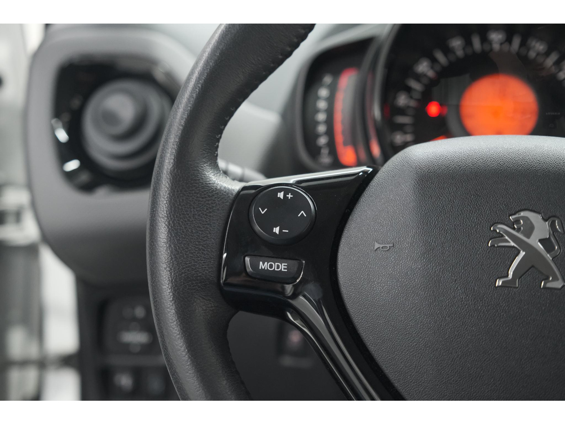 Peugeot 108 1.0 e-VTi Allure TOP! | Elektrisch Vouwdak | Camera | Navigatie | Climate Control