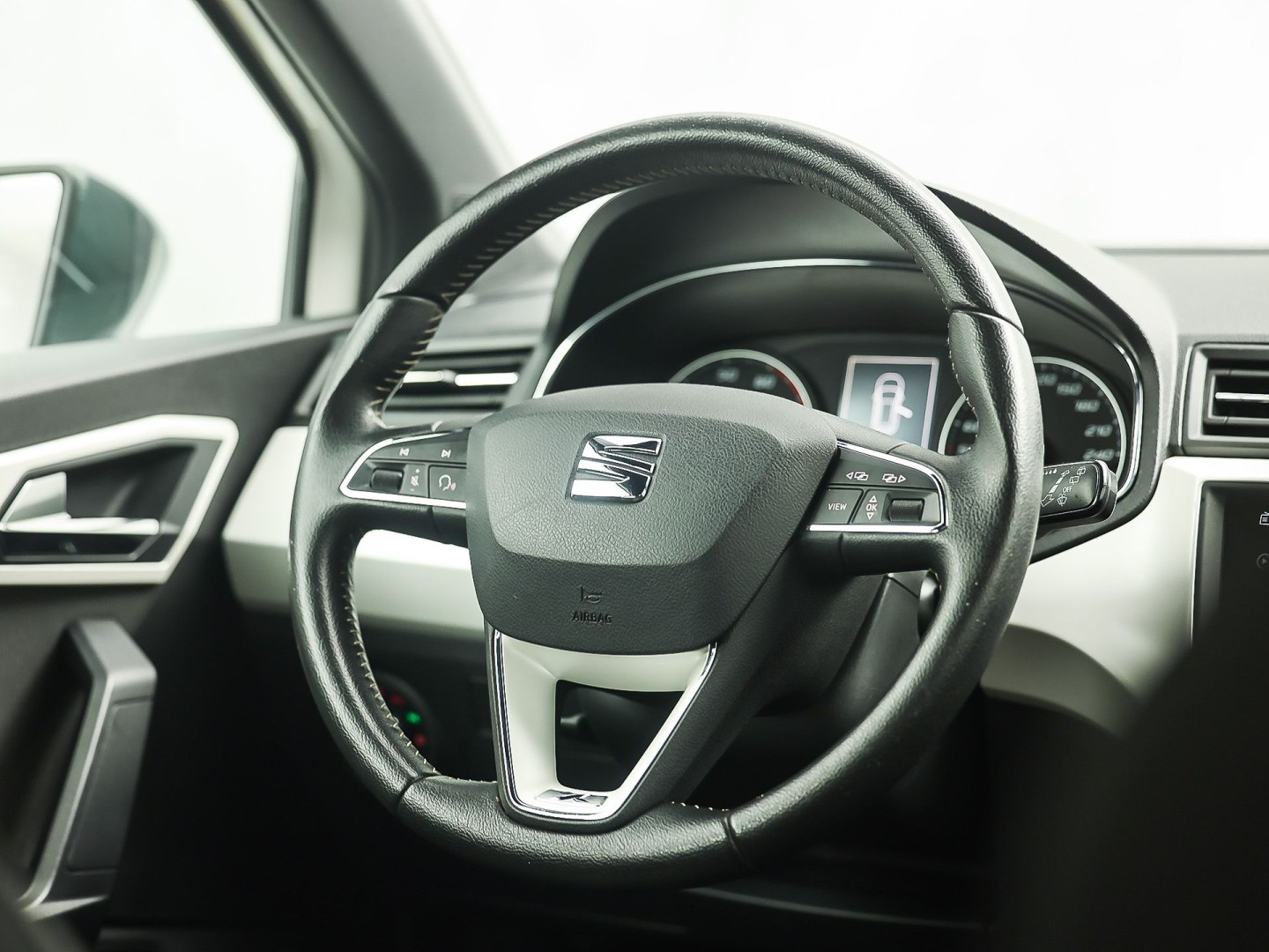 SEAT Arona 1.0 TSI Sport (APPLE CARPLAY, GROOT NAVI, CLIMATE, ZWART HEMEL, SPORTSTOELEN, PARKEERSENSOREN, ELEK PAKKET, CRUISE, NIEUWSTAAT)