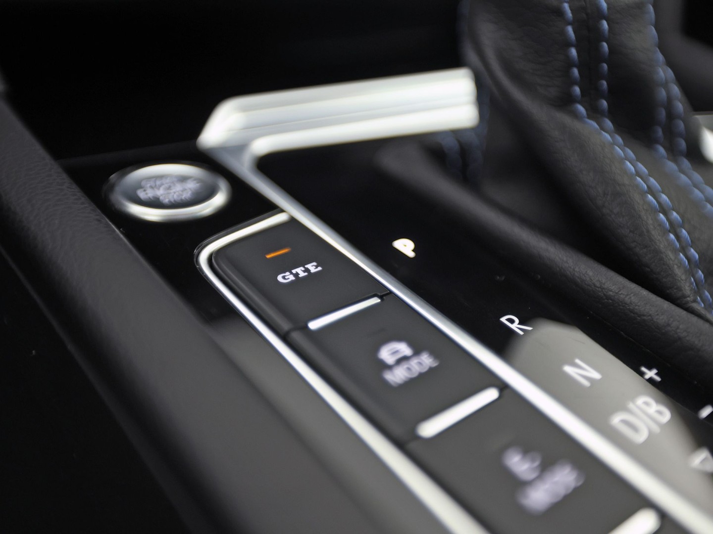 Volkswagen Passat Variant 1.4 TSI GTE HighLine Sport Automaat (PANORAMADAK, APPLE CARPLAY, SOH 77,9%, GROOT NAVI, CAMERA, TREKHAAK, KEYLESS, SPORTSTOELEN, STOELVERWARMING, GETINT GLAS, NIEUWSTAAT)