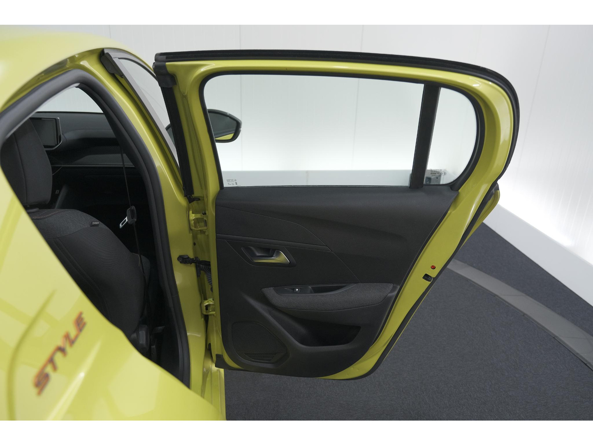 Peugeot 208 1.2 Hybrid 110 e-DCS6 Style | Parkeersensoren | Apple Carplay | Cruise Control | Airco
