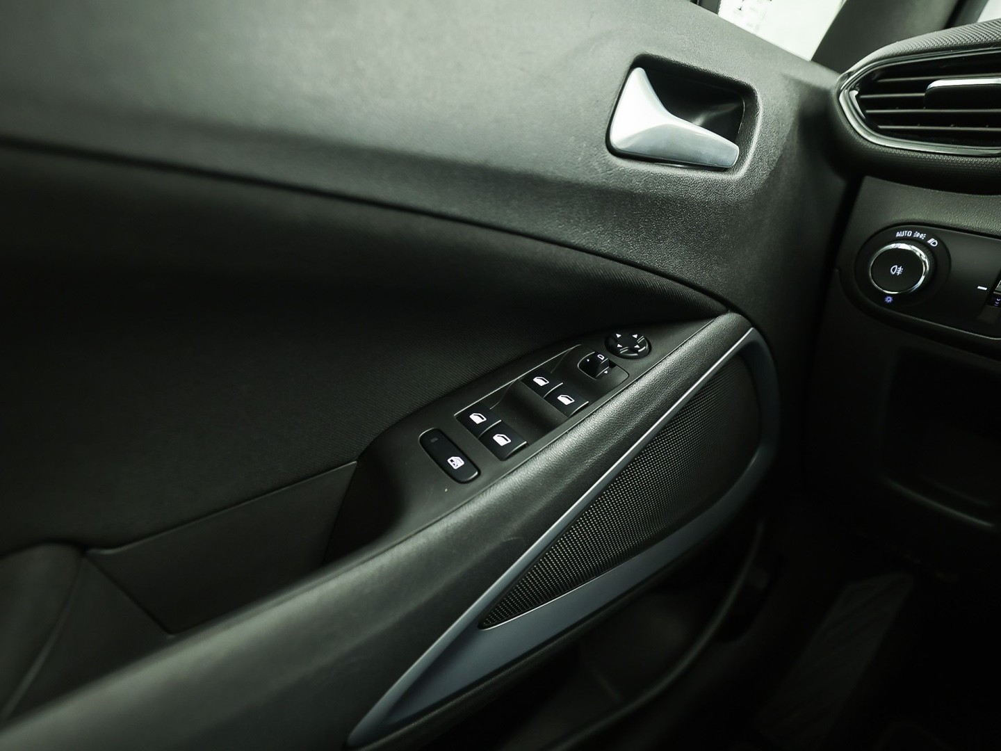 Opel Crossland X 1.2 Turbo Innovation Sport Automaat (PANORAMADAK, APPLE CARPLAY, GROOT NAVI, 360 CAMERA, STUUR/STOELVERWARMING, SPORTSTOELEN, TREKHAAK, LM VELGEN, NIEUWSTAAT)