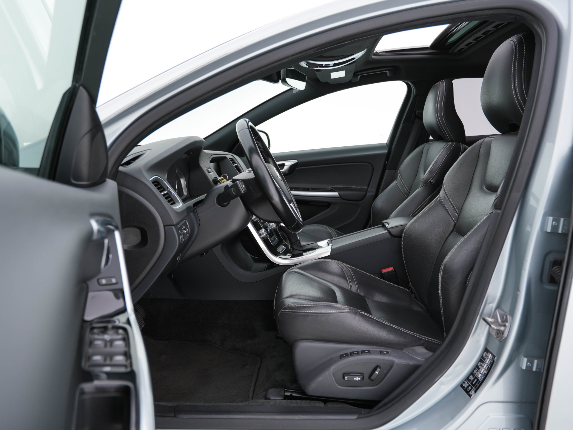 Volvo V60 2.4 D6 AWD Twin Engine Summum Aut. *PANO | NAVI-FULLMAP | LEATHER | BI-XENON | CAMERA |  ECC | PDC | CRUISE | SPORT-SEATS | PRIVACY-GLASS | TOWBAR | MEMORY-PACK | HEATED-COMFORTSEATS | 18"ALU*