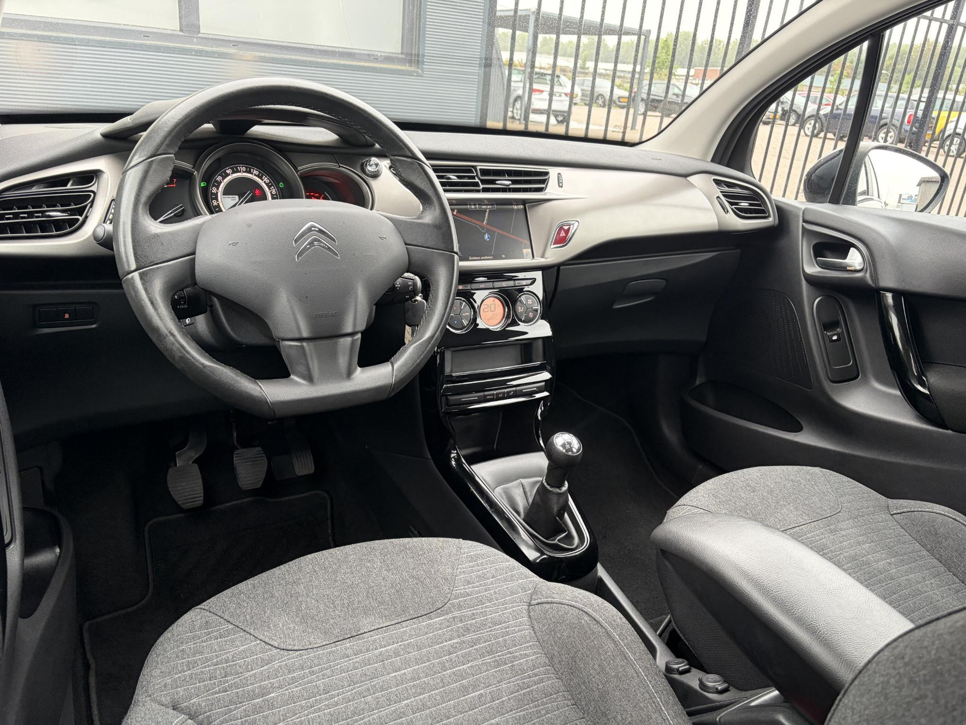 Citroen C3 1.2 PureTech Selection ✓Nieuwe D-riem✓Navi✓Carplay✓Trekhaak✓Dealer Onderhouden✓Clima✓Cruise✓5 Deurs✓Net grote beurt gehad✓N.A.P✓Apk tot 09-2027