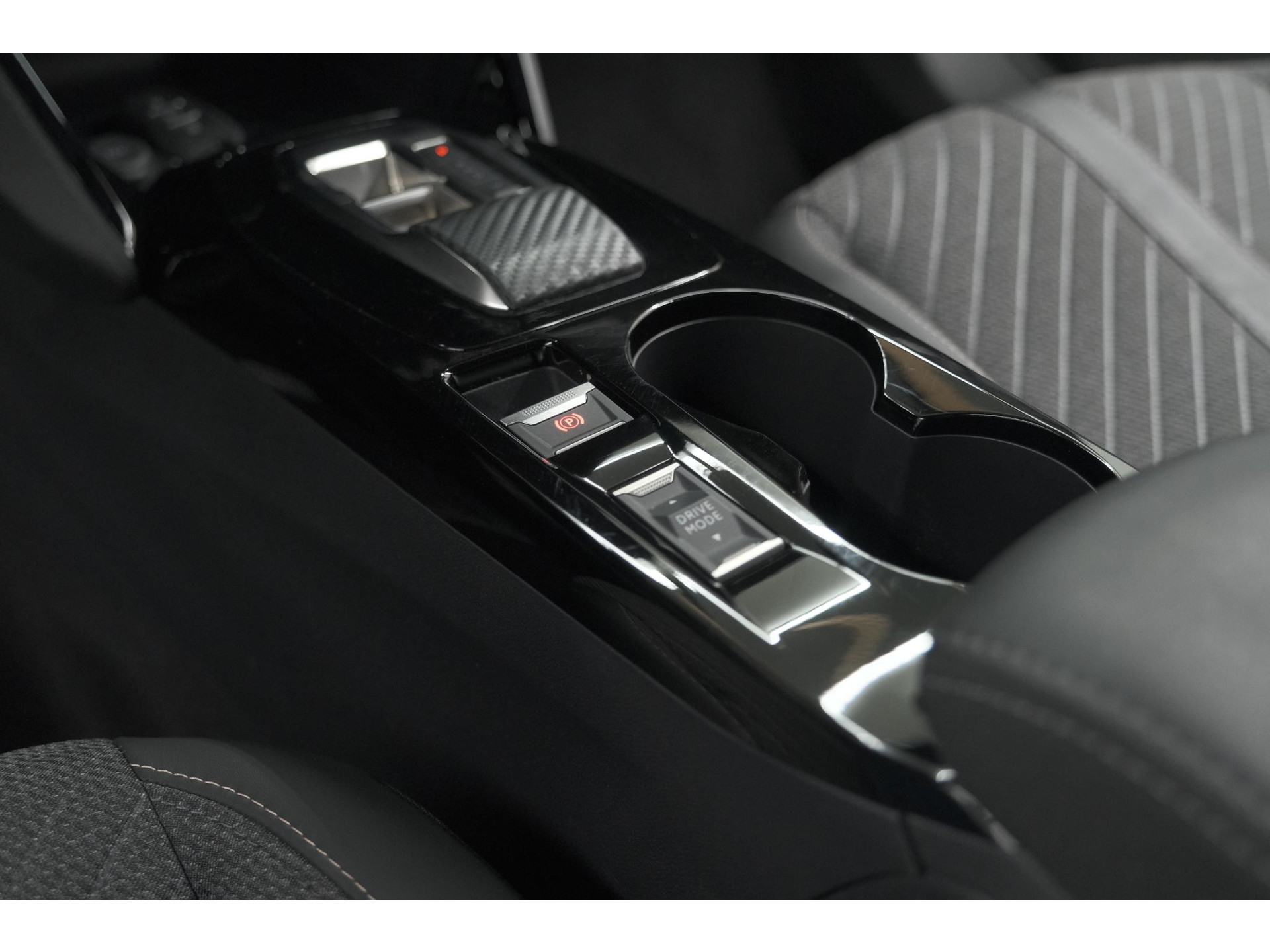 Peugeot 2008 PureTech 130 EAT8 Allure | 100% Benzine | Parkeersensoren Voor + Achter | Apple CarPlay | Climate Control