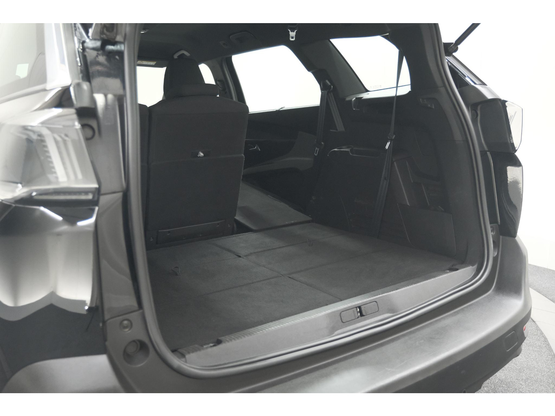 Peugeot 5008 PureTech 130 EAT8 Active Pack Business | 7 Zitplaatsen | Camera | Navigatie | Apple Carplay | Parkeersensoren