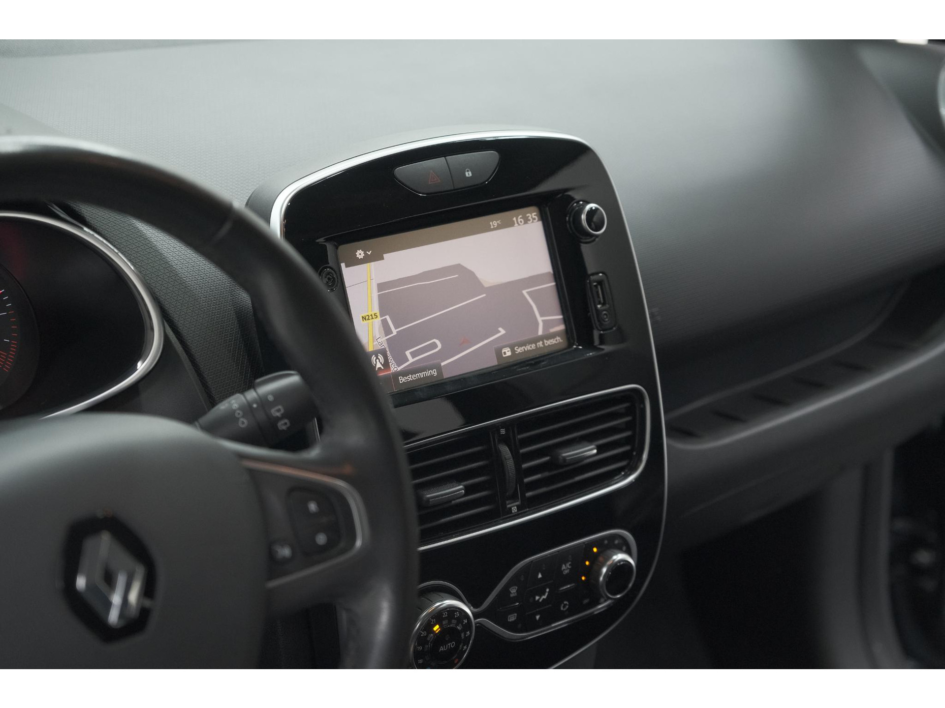 Renault Clio 1.2 Limited | Trekhaak | Navigatie | Parkeersensoren | Climate Control