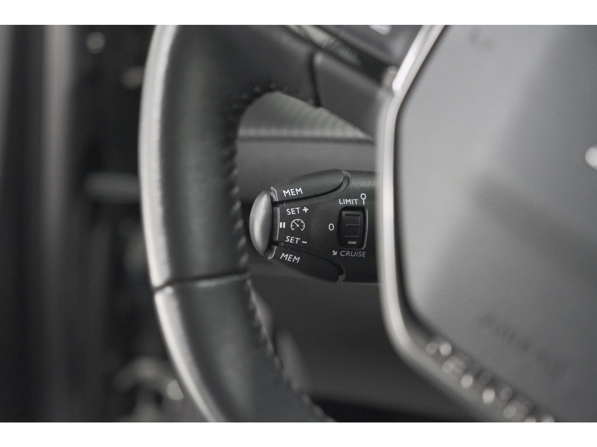 Peugeot 2008 PureTech 130 Allure | Camera | Stoelverwarming | Apple Carplay | Parkeersensoren voor + Achter