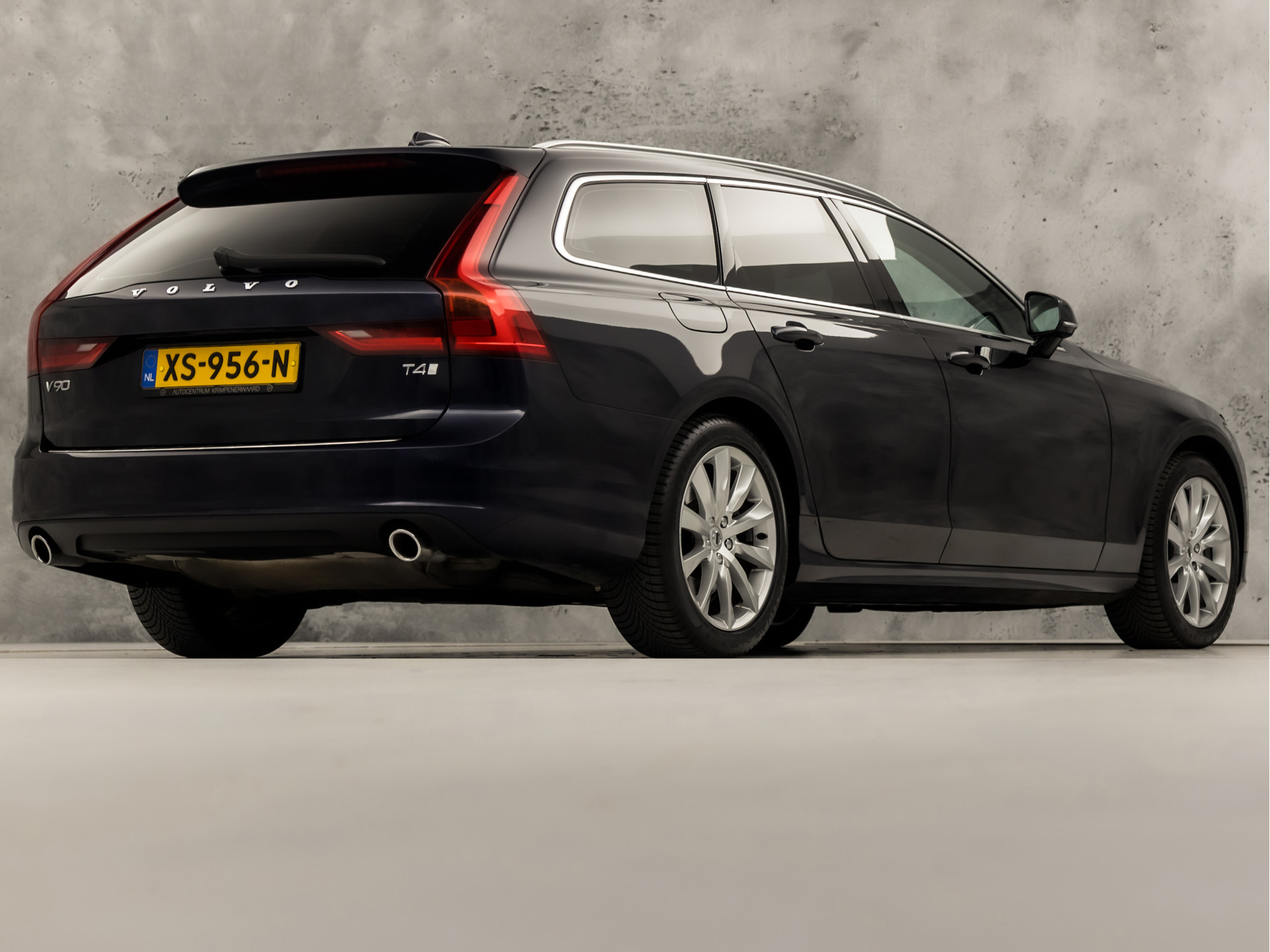 Volvo V90 2.0 T4 Momentum Sport 190Pk Automaat (APPLE CARPLAY, GROOT NAVI, LEDER, GETINT GLAS, STOELVERWARMING ACHTER, MEMORY SEATS, ELEK ACHTERKLEP, NIEUWE APK, NIEUWSTAAT)