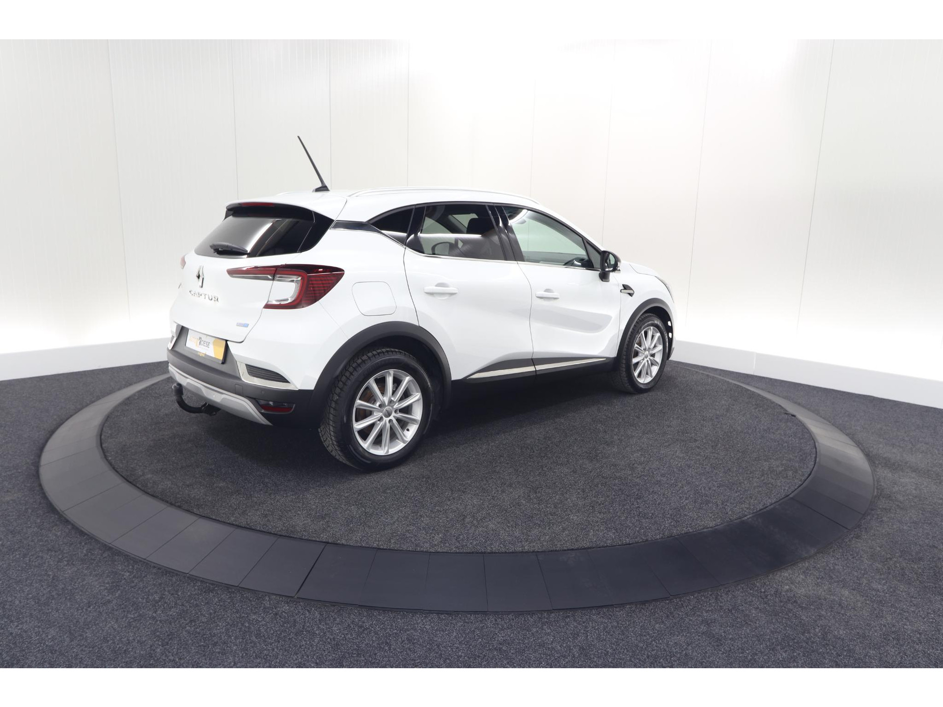 Renault Captur 1.6 E-Tech Plug-in Hybrid 160 Intens | Trekhaak | Camera | Navigatie | Parkeersensoren | Pack Winter