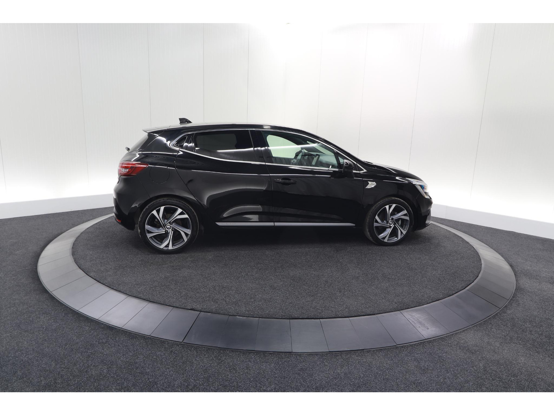 Renault Clio 1.6 E-Tech Hybrid 140 R.S. Line | 360 Camera | Apple Carplay | 9.3 Inch Groot Scherm | Sportstoelen