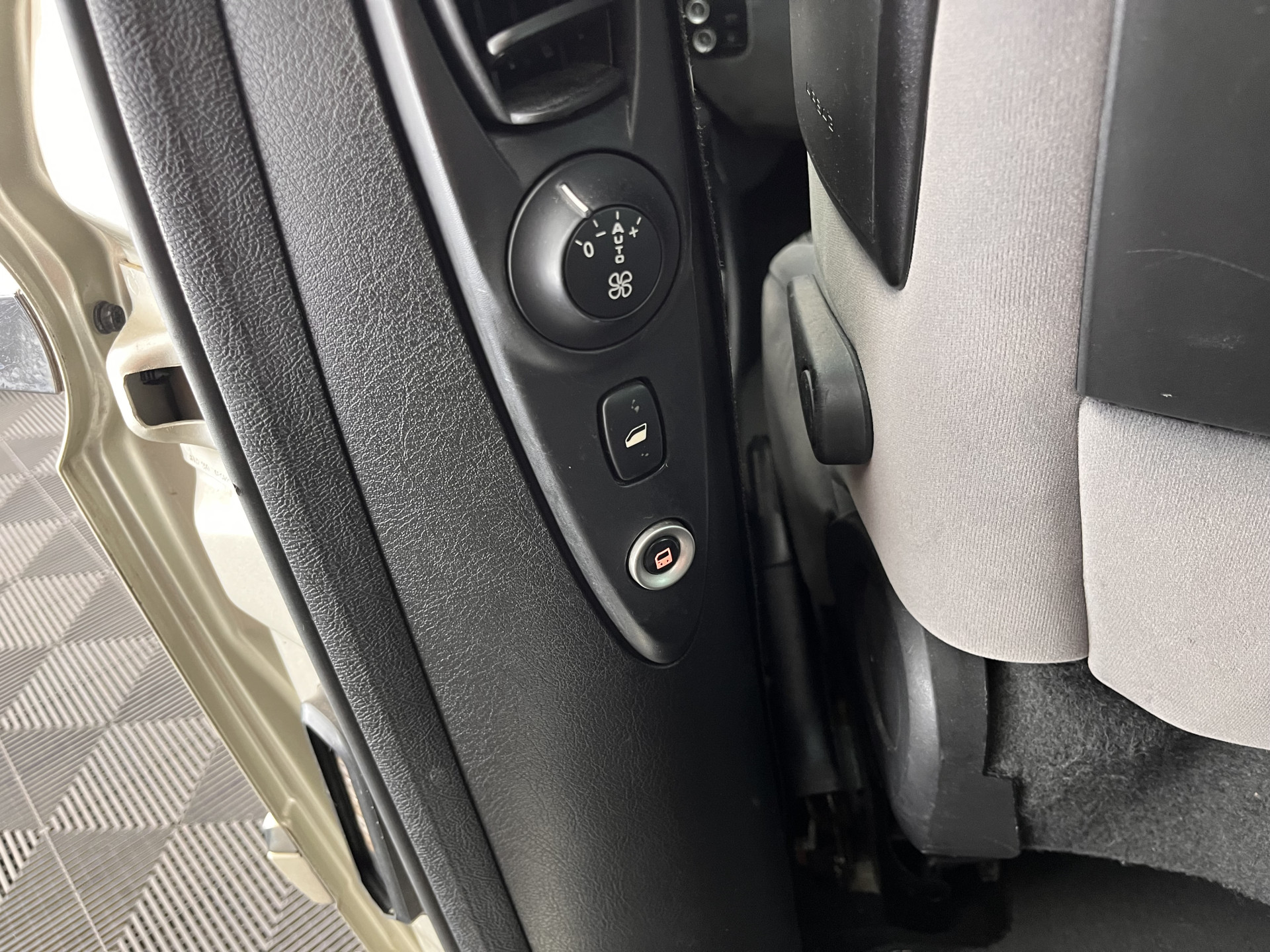 Peugeot 807 2.0 HDiF ST [ 7-Pers. ] Aut. *NAVI-FULLMAP | XENON | VELOURS-COMFORT-SEATS | HEATED-SEATS | ECC | PDC | CRUISE | TOWBAR | 16''ALU*