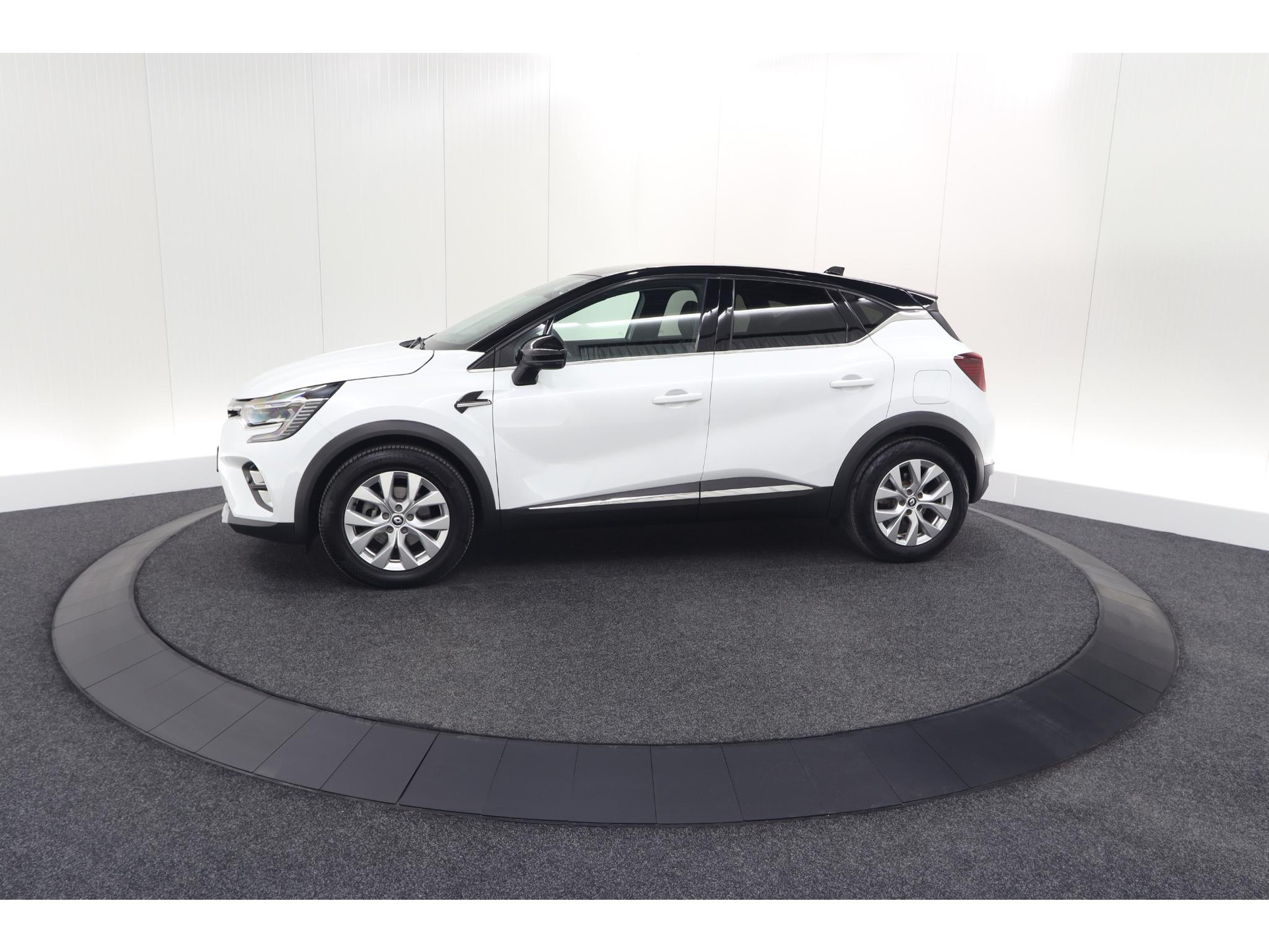 Renault Captur 1.6 E-Tech Plug-in Hybrid 160 Intens | Trekhaak | Camera | Adaptieve Cruise Control | Dodehoekdetectie