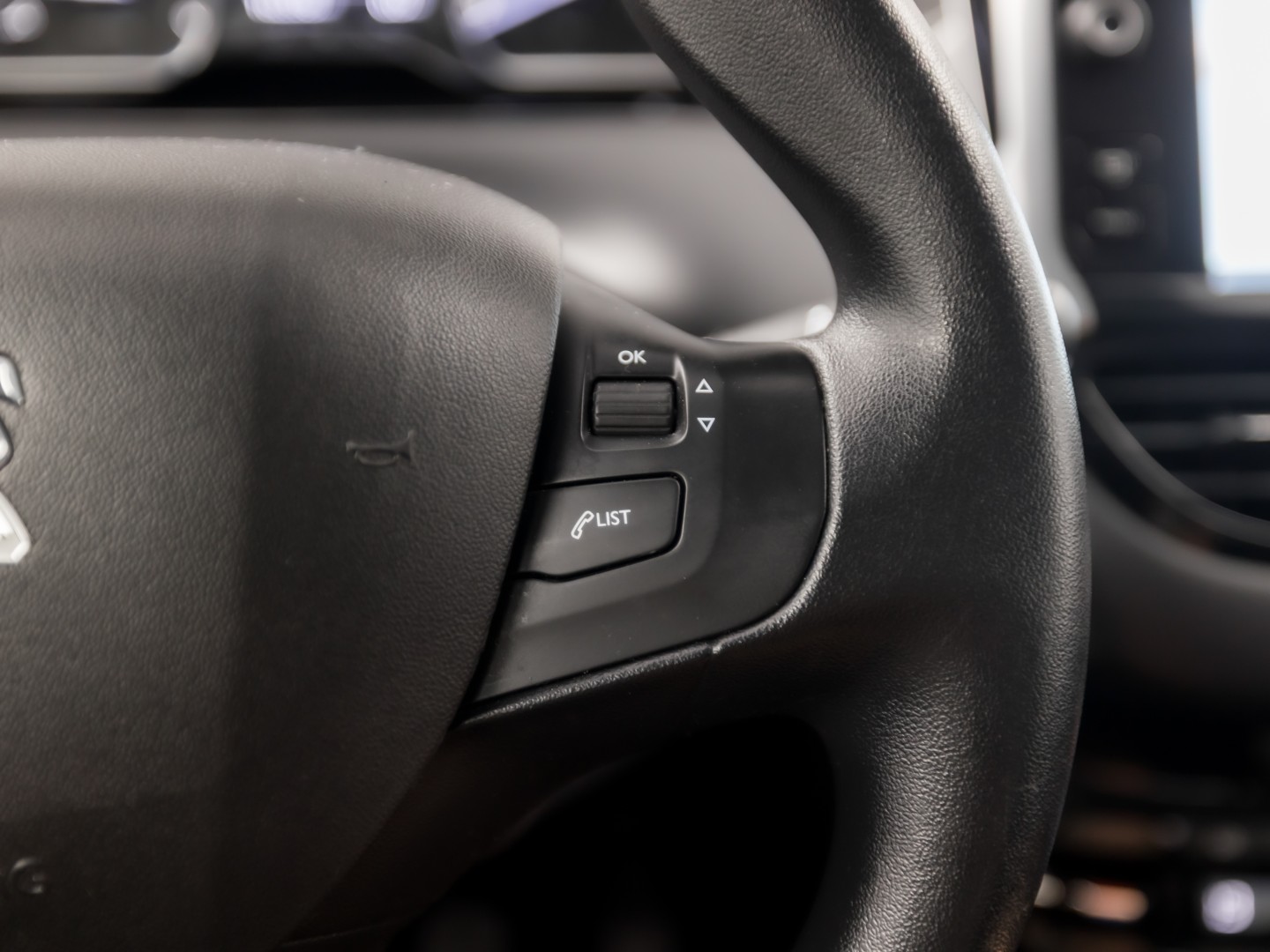 Peugeot 208 1.2 VTi Deluxe Sport (NAVIGATIE, CLIMATE, CRUISE, SPORTSTOELEN, PARKEERSENSOREN, NIEUWSTAAT)