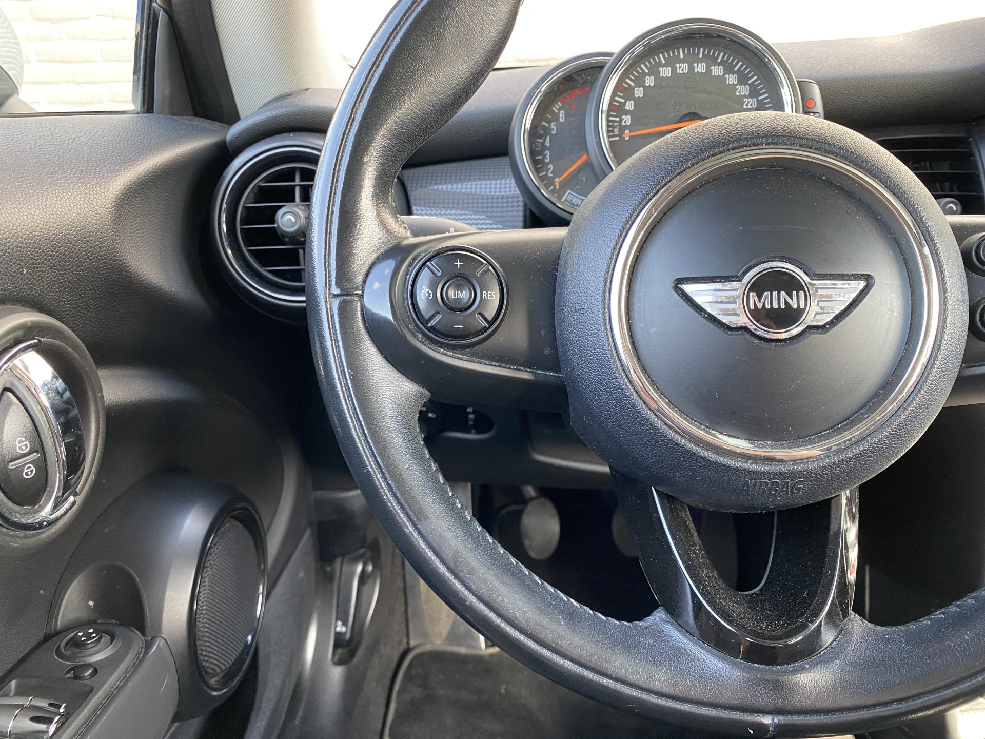 MINI Mini 1.5 Cooper Pepper 136 pk | navigatie | panoramadak | bluetooth | cruise control | chromen details | trekhaak