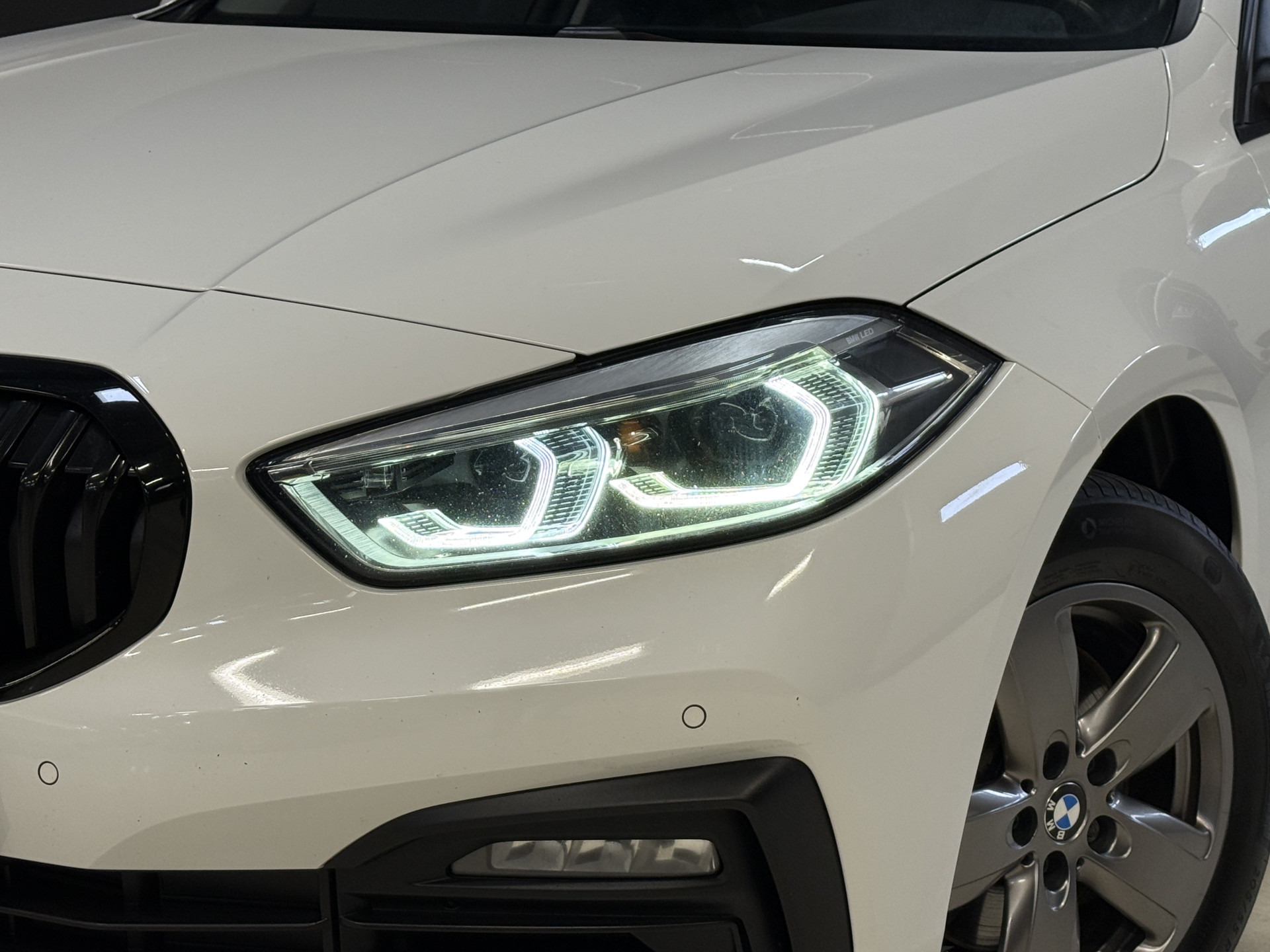 BMW 1-serie 116i Business Edition | Zwarte grill | Apple Carplay | DAB+ | PDC V+A
