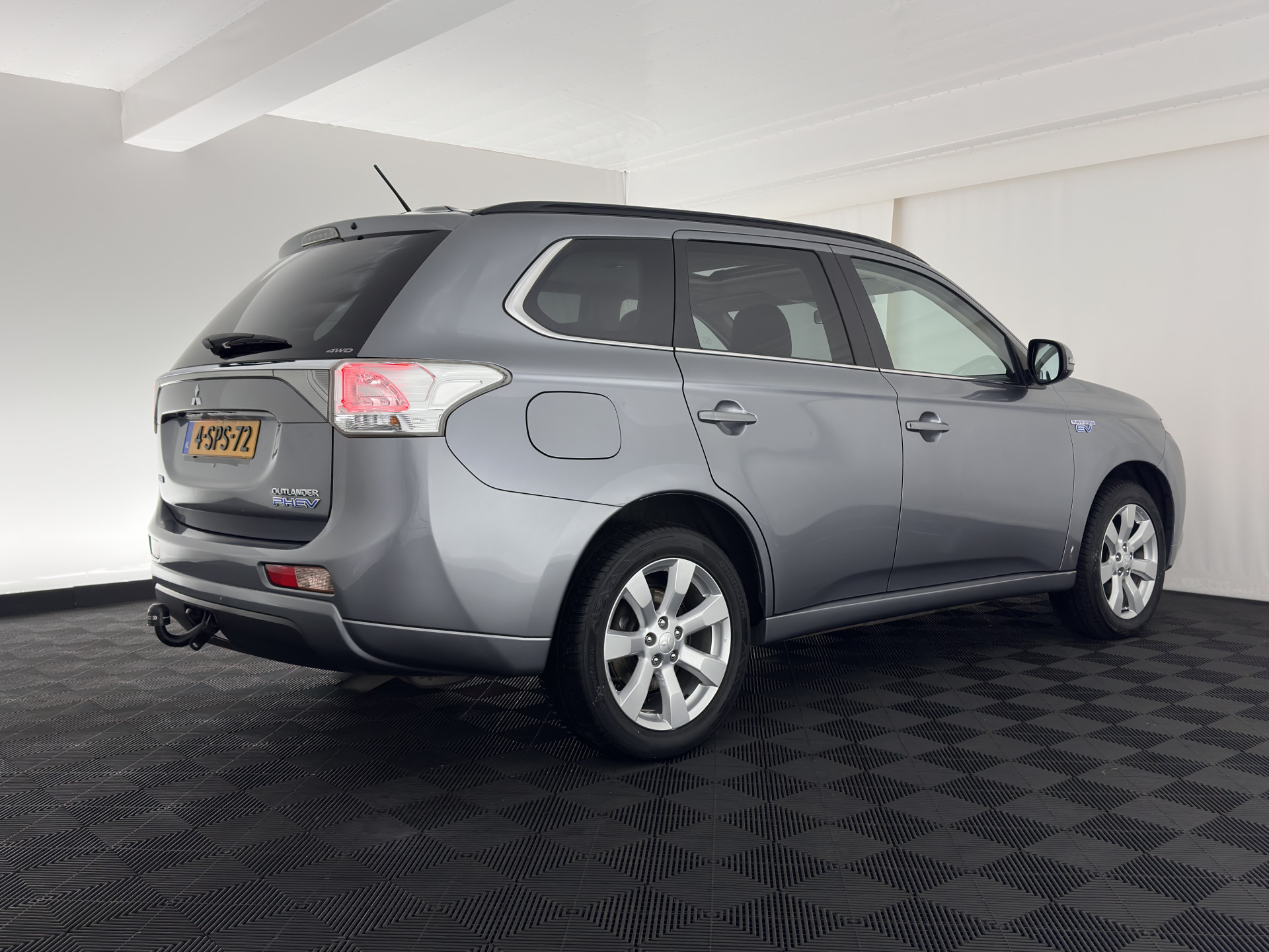 Mitsubishi Outlander 2.0 PHEV Instyle AWD  (Plug-In) (INCL-BTW) Aut *PANO | LEATHER | XENON | NAVI-FULLMAP | KEYLESS | CAMERA | HEATED-COMFORTSEATS | ECC | SHIFT-PADDLES | PDC | CRUISE | PRIVACY-GLASS | DAB | TOWBAR | ROCKFORD-AUDIO |  18"ALU*