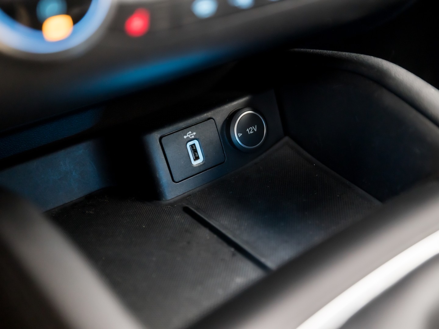 Ford Focus Wagon 1.0 EcoBoost Titanium Sport (APPLE CARPLAY, GROOT NAVI, STUUR/STOELVERWARMING, KEYLESS, SPORTSTOELEN, GETINT GLAS, LM VELGEN, CRUISE, NIEUWSTAAT)