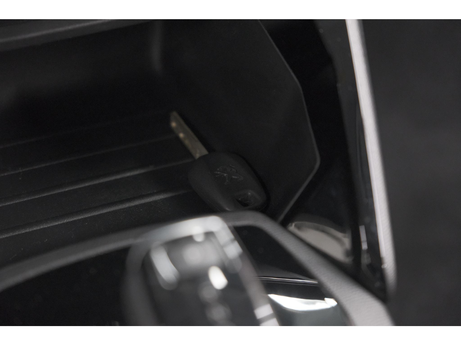 Peugeot 2008 PureTech 130 EAT8 Active | Parkeersensoren | Navigatie | Apple Carplay