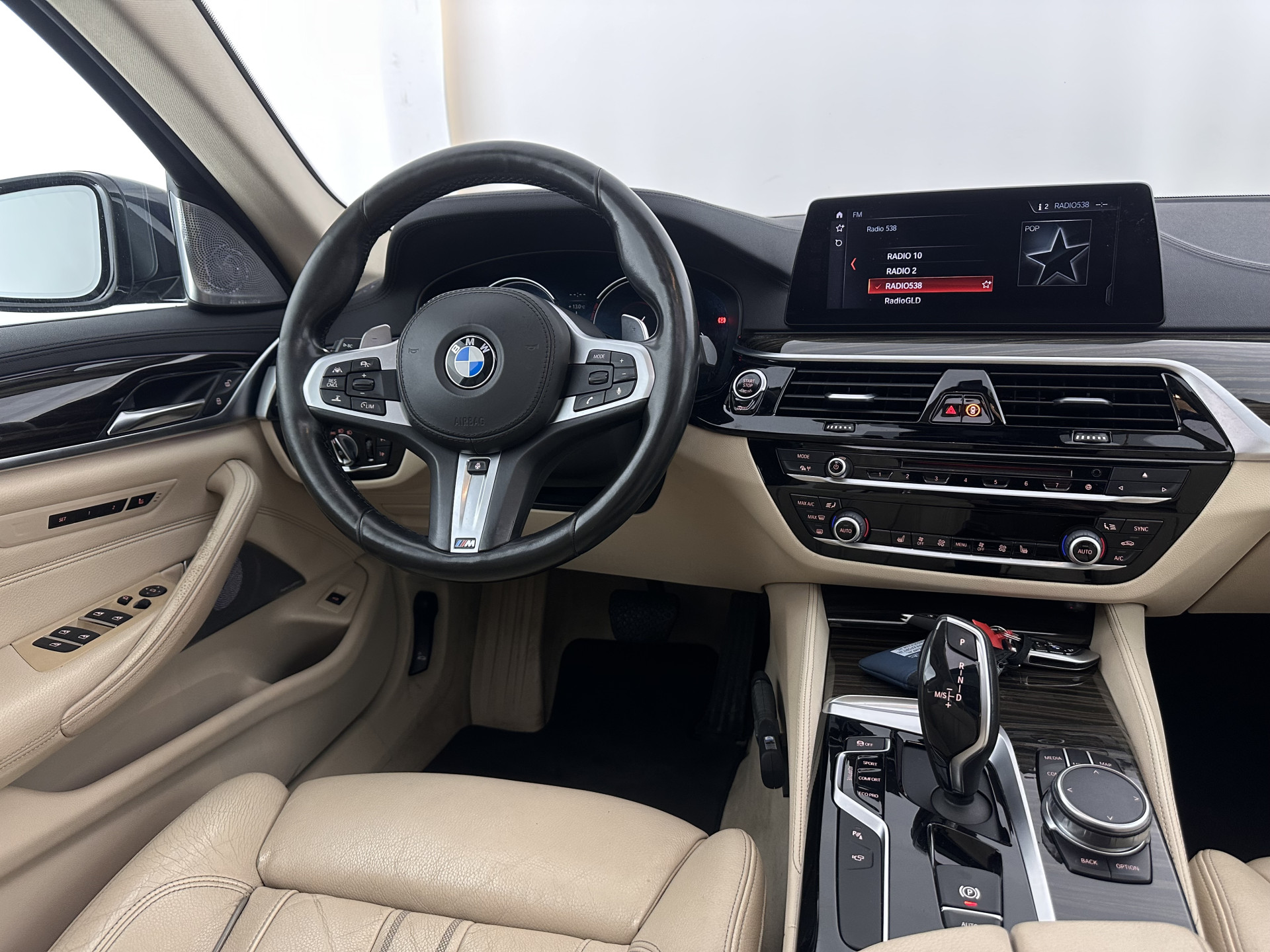 BMW 5-serie Touring 530d High Executive Luxury-Line Aut. *PANO | BOWERS-WILKINS | LEATHER | FULL-LED | ADAPTIVE-CRUISE | BLINDSPOT | MEMORY-PACK | TOPVIEW | HEAD-UP | HEATED-COMFORTSEATS | DIGI-COCKPIT | NAVI-FULLMAP | TOWBAR | 19''ALU*