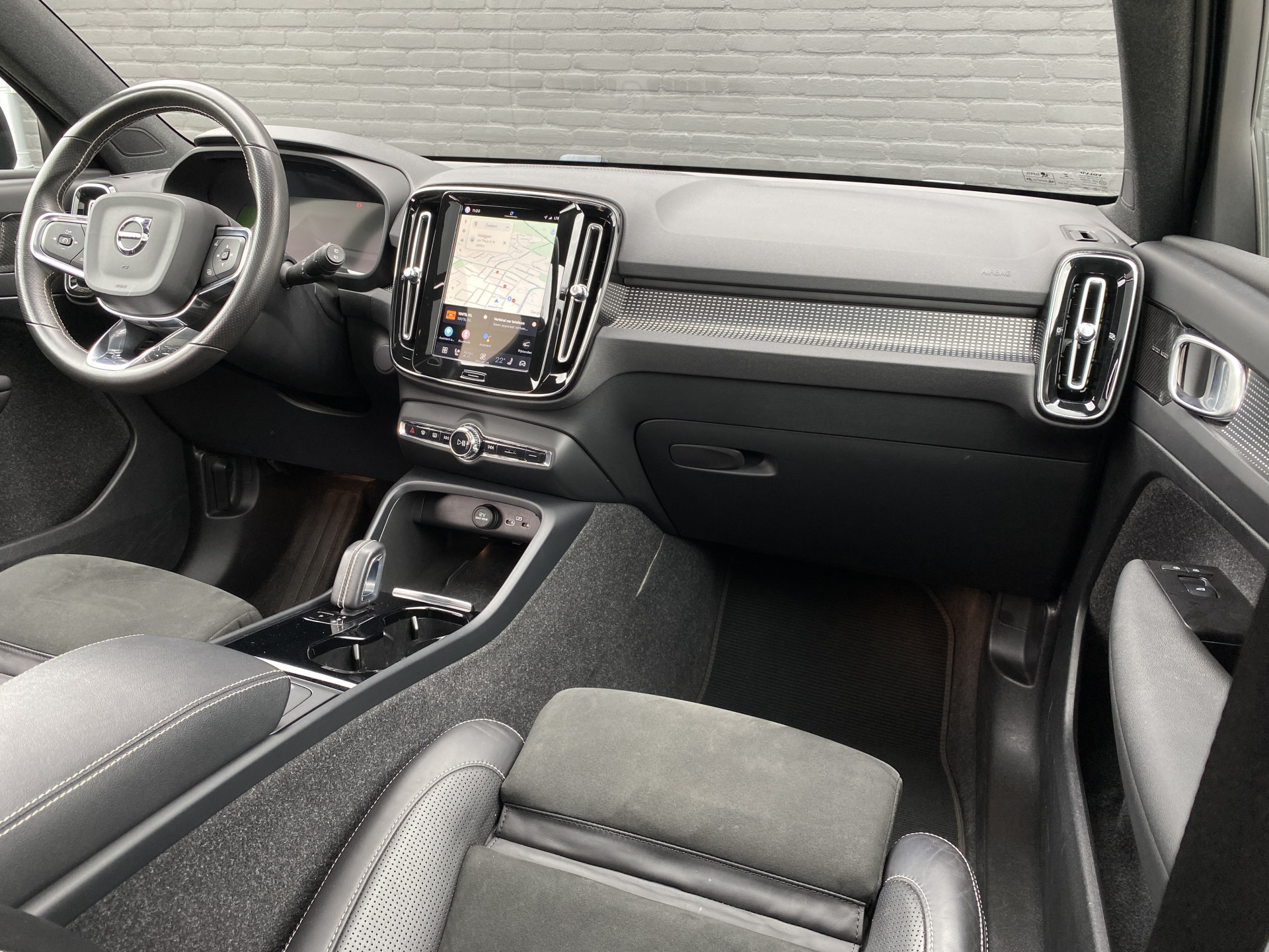 Volvo XC40 Recharge P8 AWD R-Design 408 pk | 1e eigenaar | dealer onderh. | panoramadak | trekhaak | 360 camera | stoelverw.