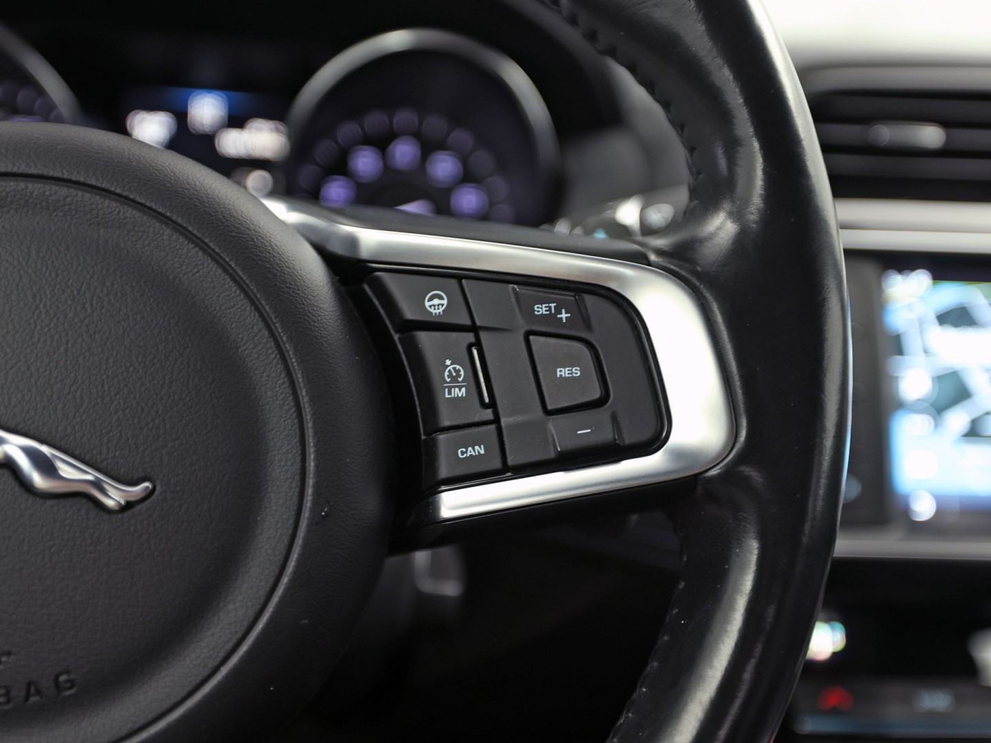Jaguar XE 2.0 Portfolio 241Pk Automaat (NAVIGATIE, MERIDIAN AUDIO, LEDER, ELEK SPORTSTOELEN, LANE ASSIST, STUURWIEL VERWARMD, ZWART HEMEL, NIEUWSTAAT)