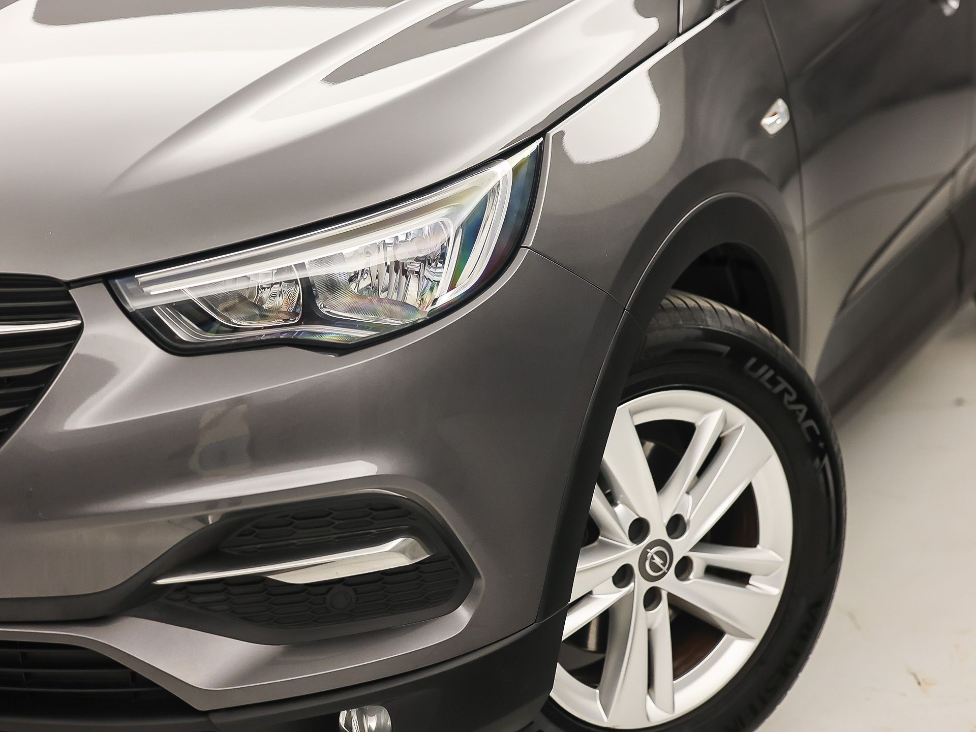 Opel Grandland X 1.2 Turbo Sport Automaat (APPLE CARPLAY, GROOT NAVI, CLIMATE, STUUR/STOELVERWARMING, SPORTSTOELEN, PARKEERSENSOREN, GETINT GLAS, CRUISE, NIEUWSTAAT)