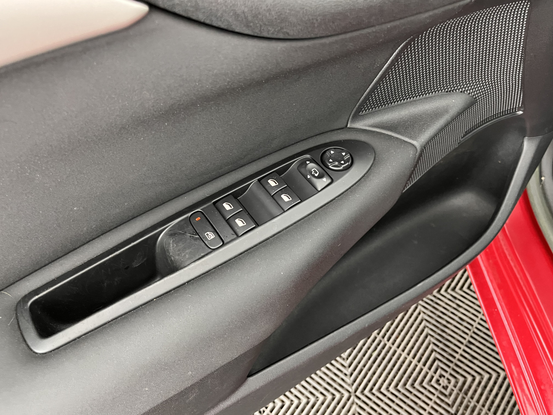 Citroën C4 1.6 e-HDi Ligne Business *PANO | NAVI-FULLMAP | COMFORT-SEATS | ECC | PDC | CRUISE | TOWBAR | 16"ALU*