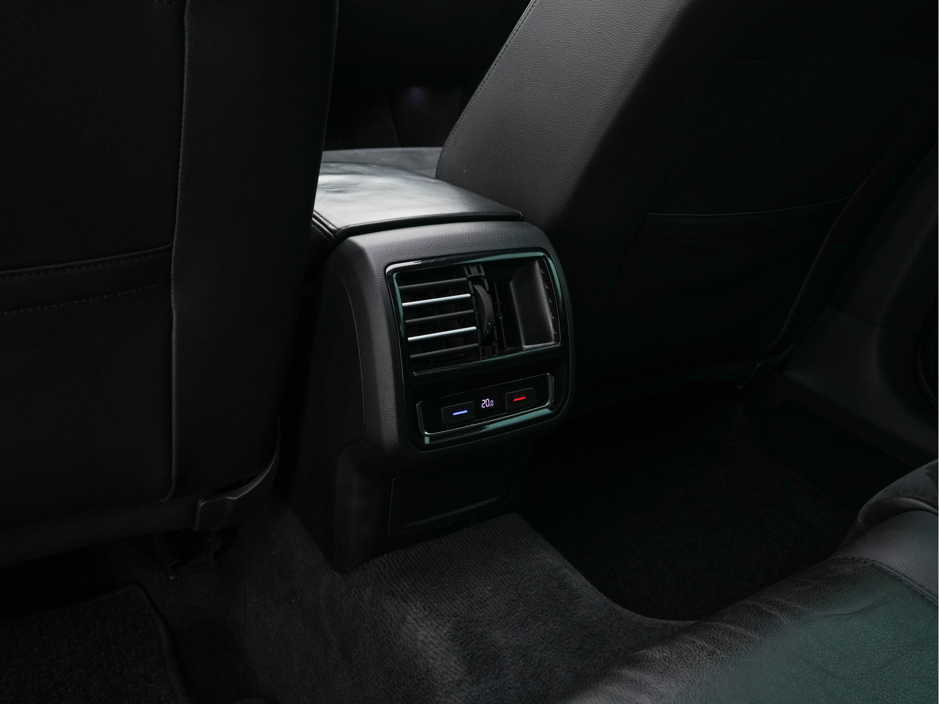 Volkswagen Passat Variant 1.4 TSI GTE Highline Plug-in Aut. *PANO | LEATHER-ALCANTARA | FULL-LED | CAMERA | NAVI-FULLMAP | ADAPTIVE-CRUISE | HEATED-ERGONOMIC-SPORTSEATS | KEYLESS | PDC | ECC | PRIVACY-GLASS | TOWBAR | AMBIENT-LIGHT | KEYLESS | ..