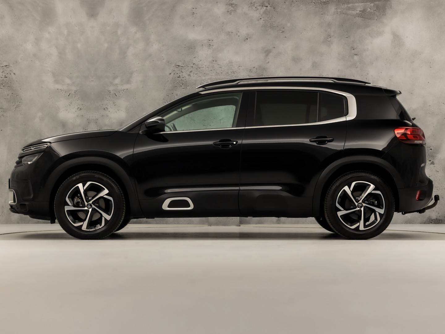 Citroën C5 Aircross 1.6 PureTech Sport 181Pk Automaat (APPLE CARPLAY, GROOT NAVI, 360 CAMERA, LM VELGEN, TREKHAAK, SPORTSTOELEN, KEYLESS, ADAPTIVE CRUISE, NIEUWSTAAT)