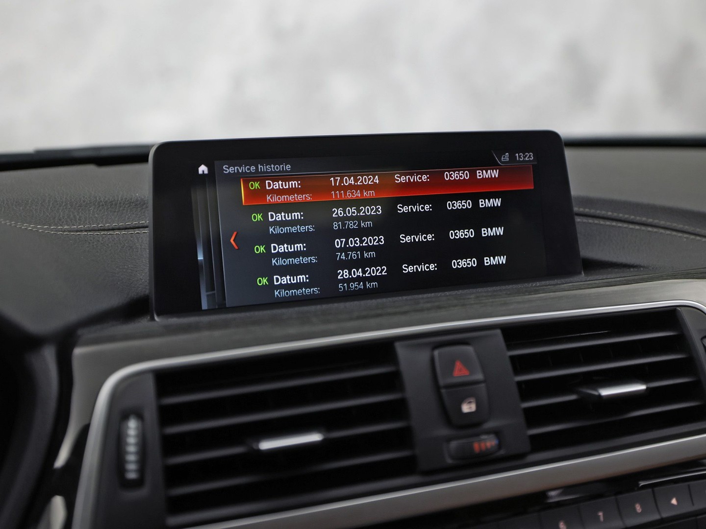 BMW 3 Serie 318i M Sport Automaat (PANORAMADAK, M PAKKET, GROOT NAVI, COGNAC LEDER, STOELVERWARMING, SPORTSTOELEN, VIRTUAL COCKPIT, PARKEERSENSOREN, GETINT GLAS, NIEUWSTAAT)