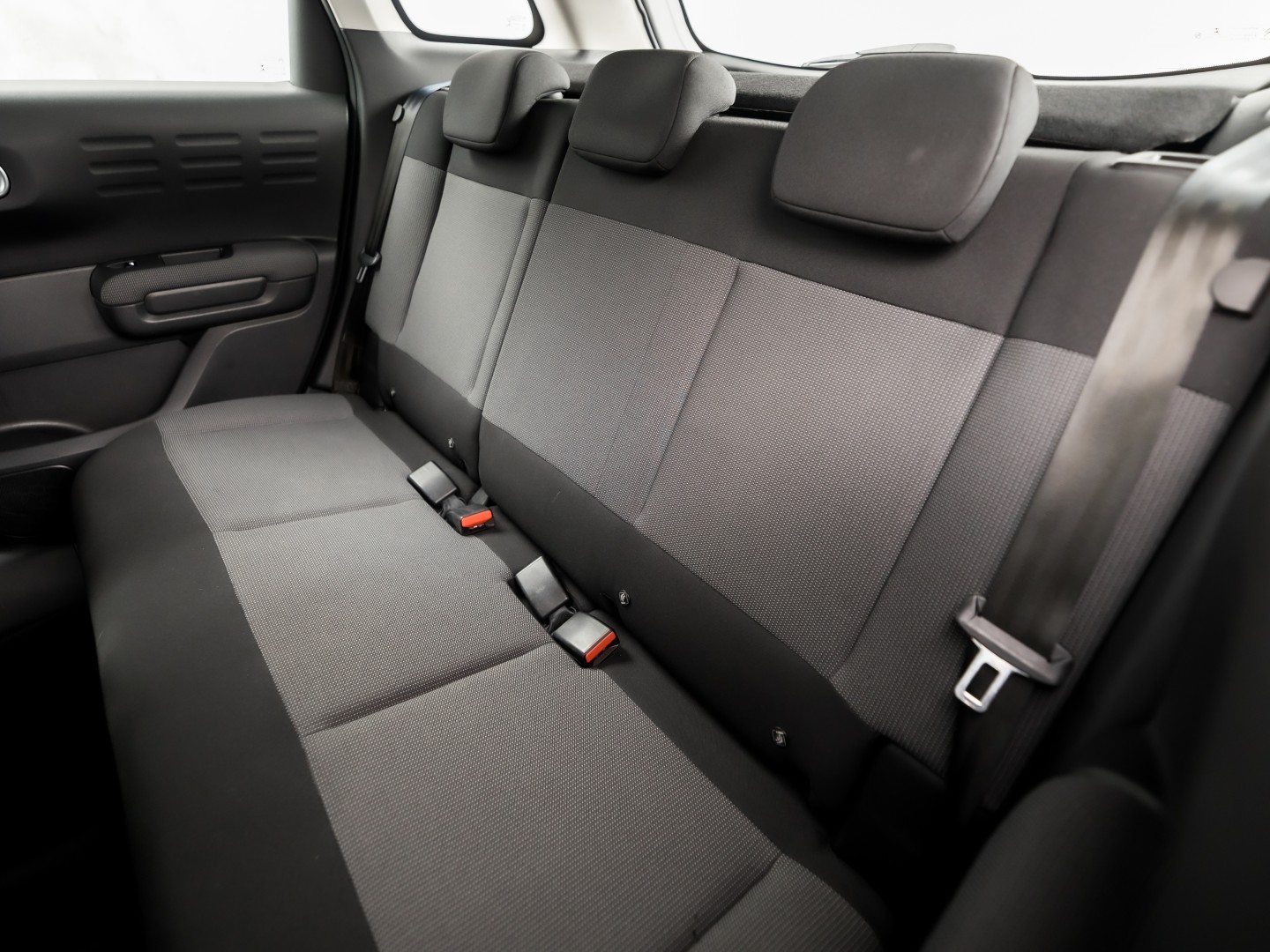 Citroën C3 Aircross 1.2 PureTech S&S Sport (APPLE CARPLAY, GROOT NAVI, LM VELGEN, TREKHAAK, GETINT GLAS, SPORTSTOELEN, CRUISE, NIEUWE APK, NIEUWSTAAT)