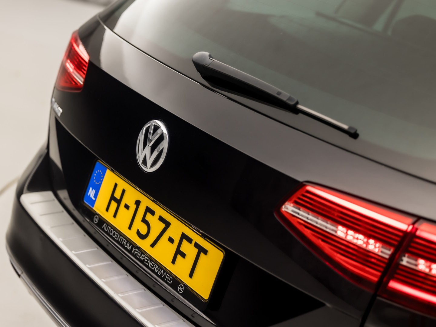 Volkswagen Passat Variant 1.5 TSI Highline Sportline 150Pk Automaat (VIRTUAL COCKPIT, APPLE CARPLAY, GROOT NAVI, CAMERA, LEDER/ALCANTARA, GETINT GLAS, KEYLESS, NIEUWSTAAT)